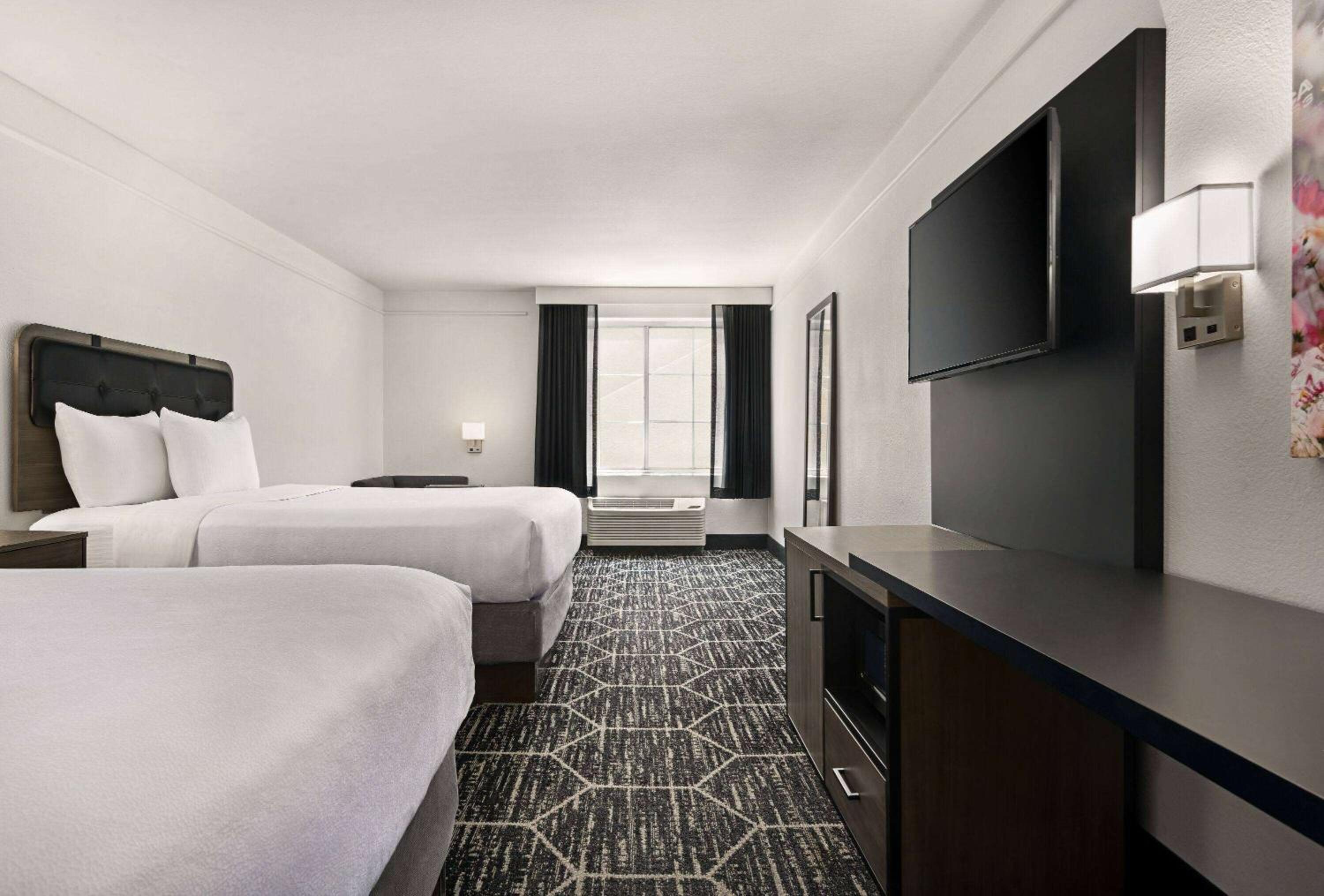 Queen Room with Two Queen Beds - Disability Access - Photo 3