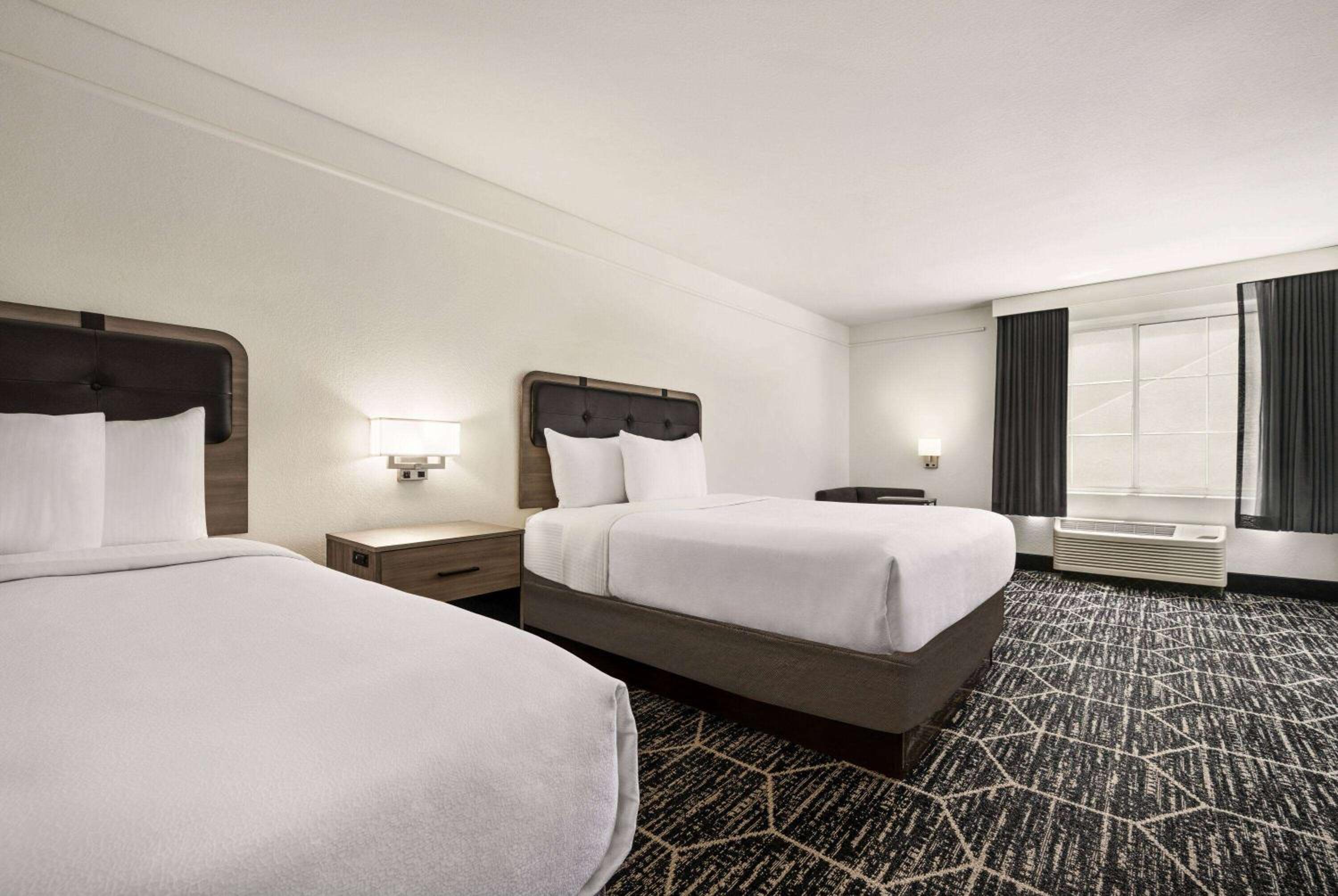 Queen Room with Two Queen Beds - Non-Smoking - Photo 4