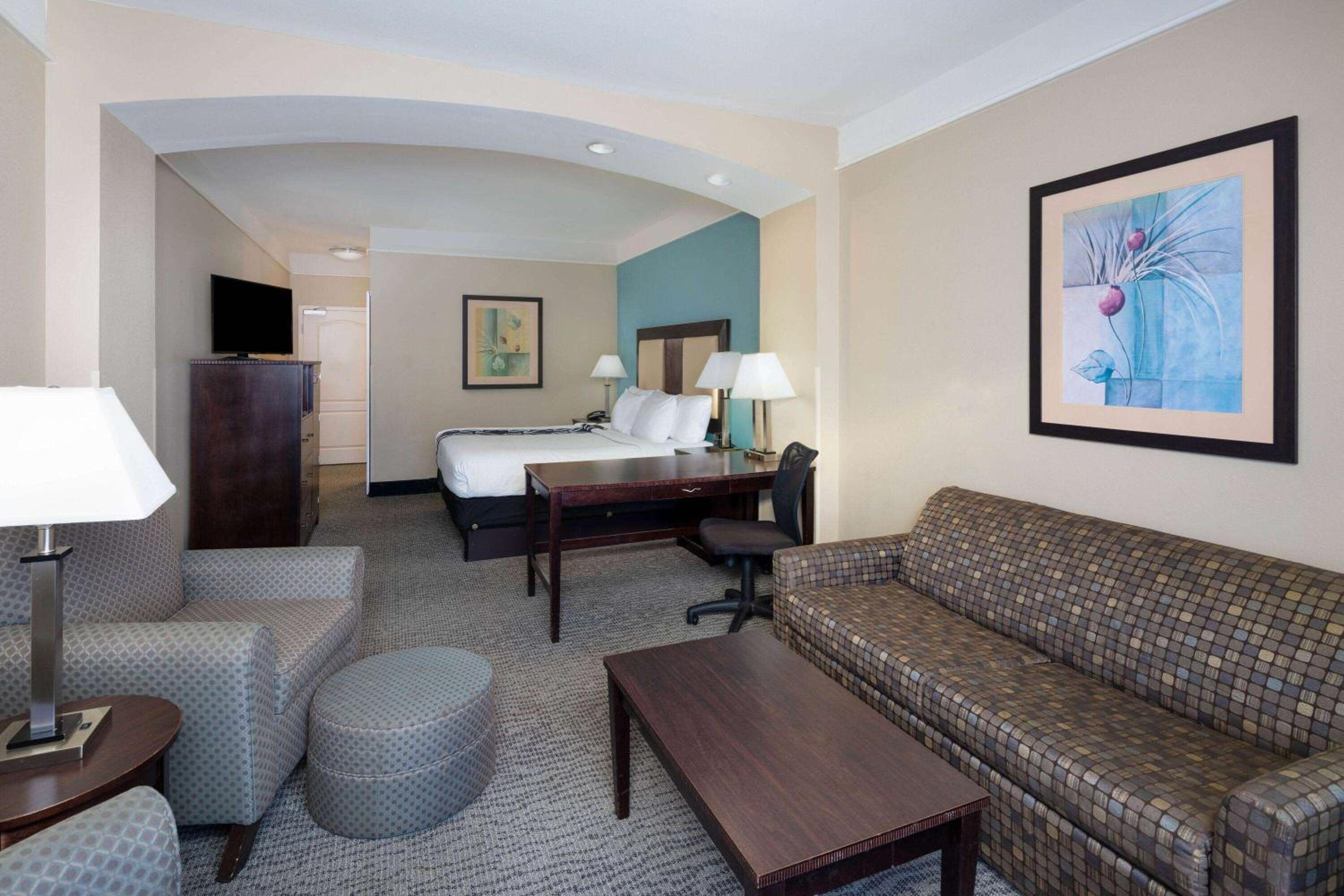 King Room with Sofa Bed - Photo 6
