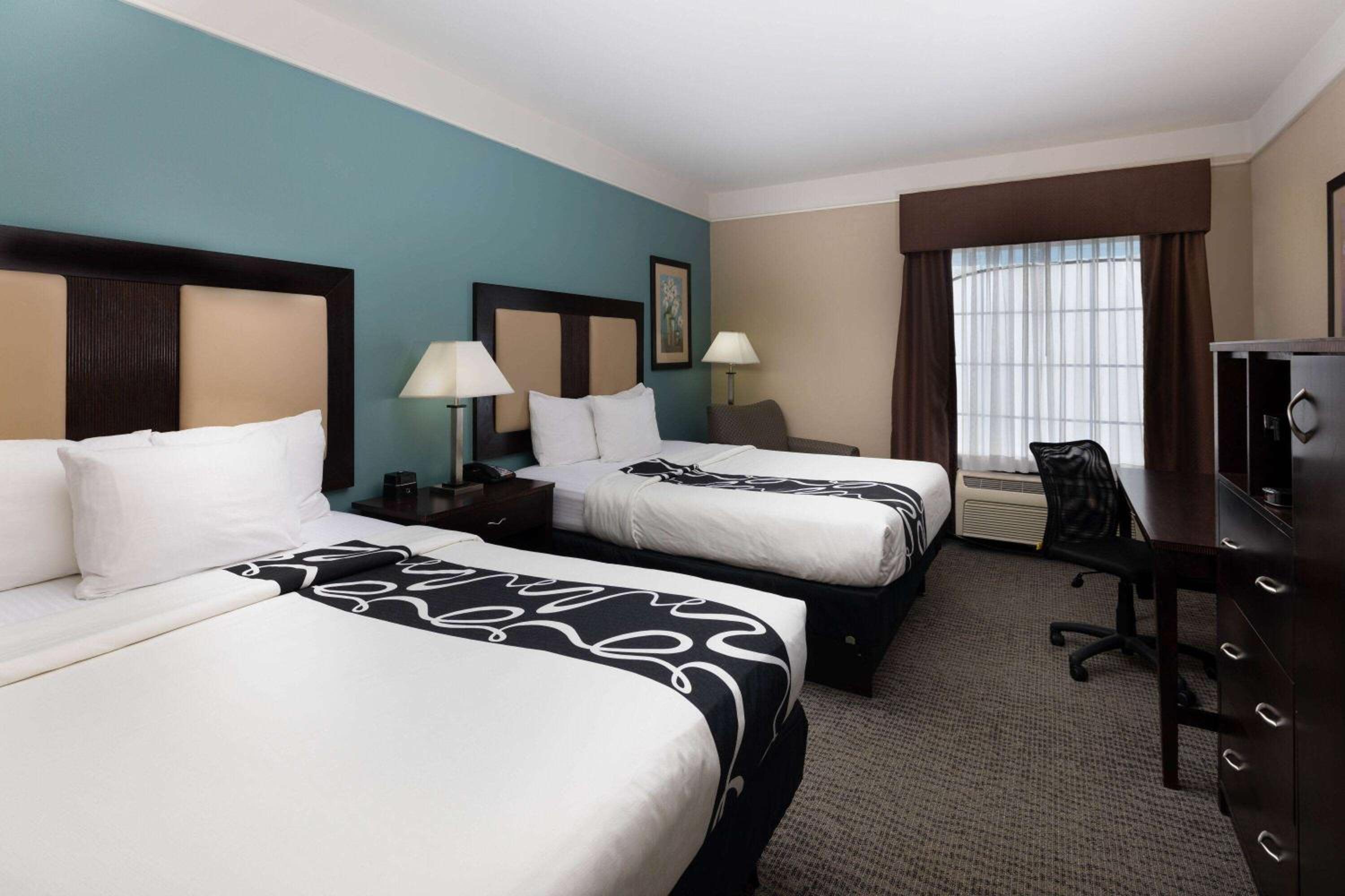 Deluxe Queen Room with Two Queen Beds - Photo 4