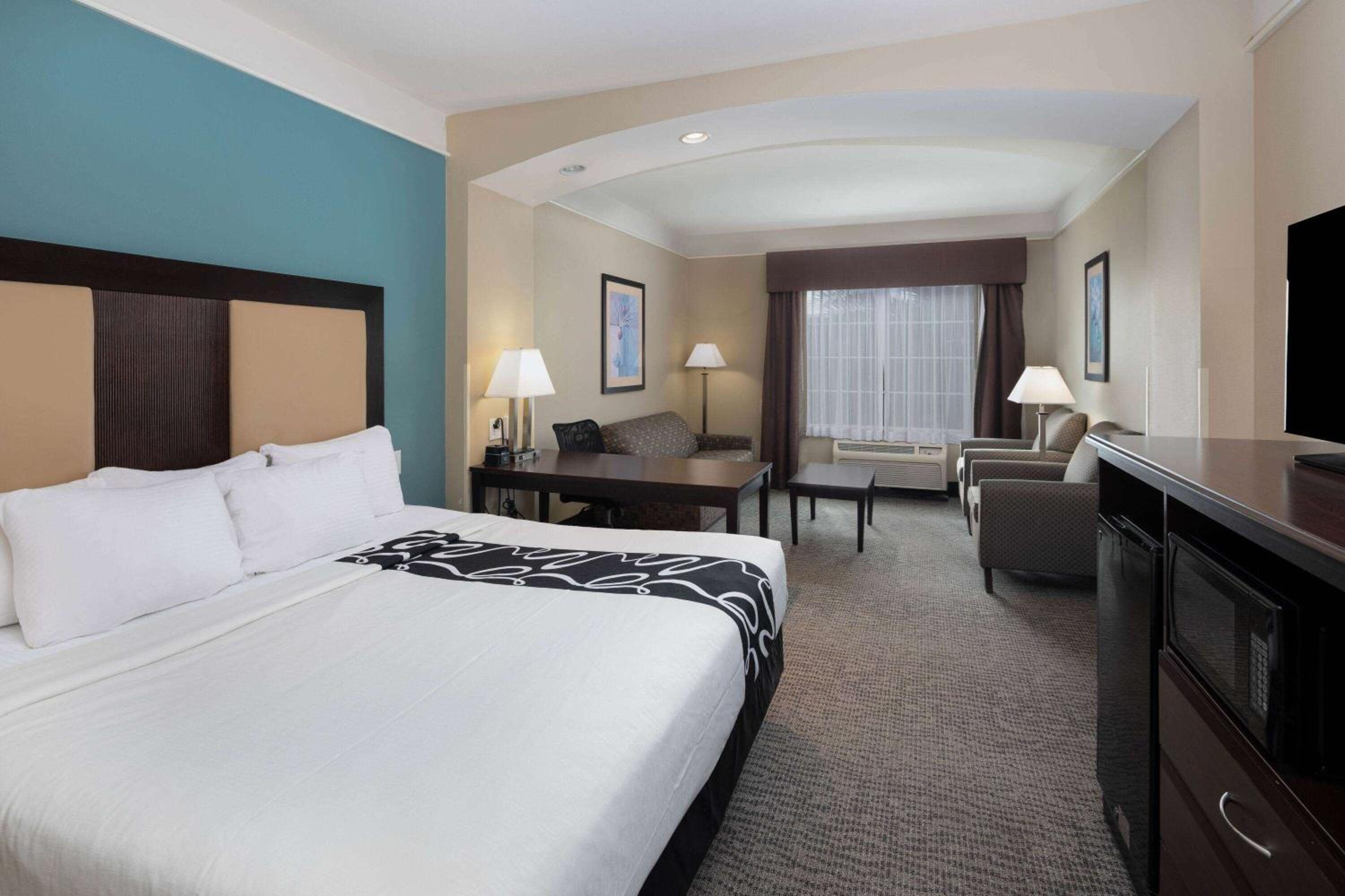 King Room with Sofa Bed - Photo 2