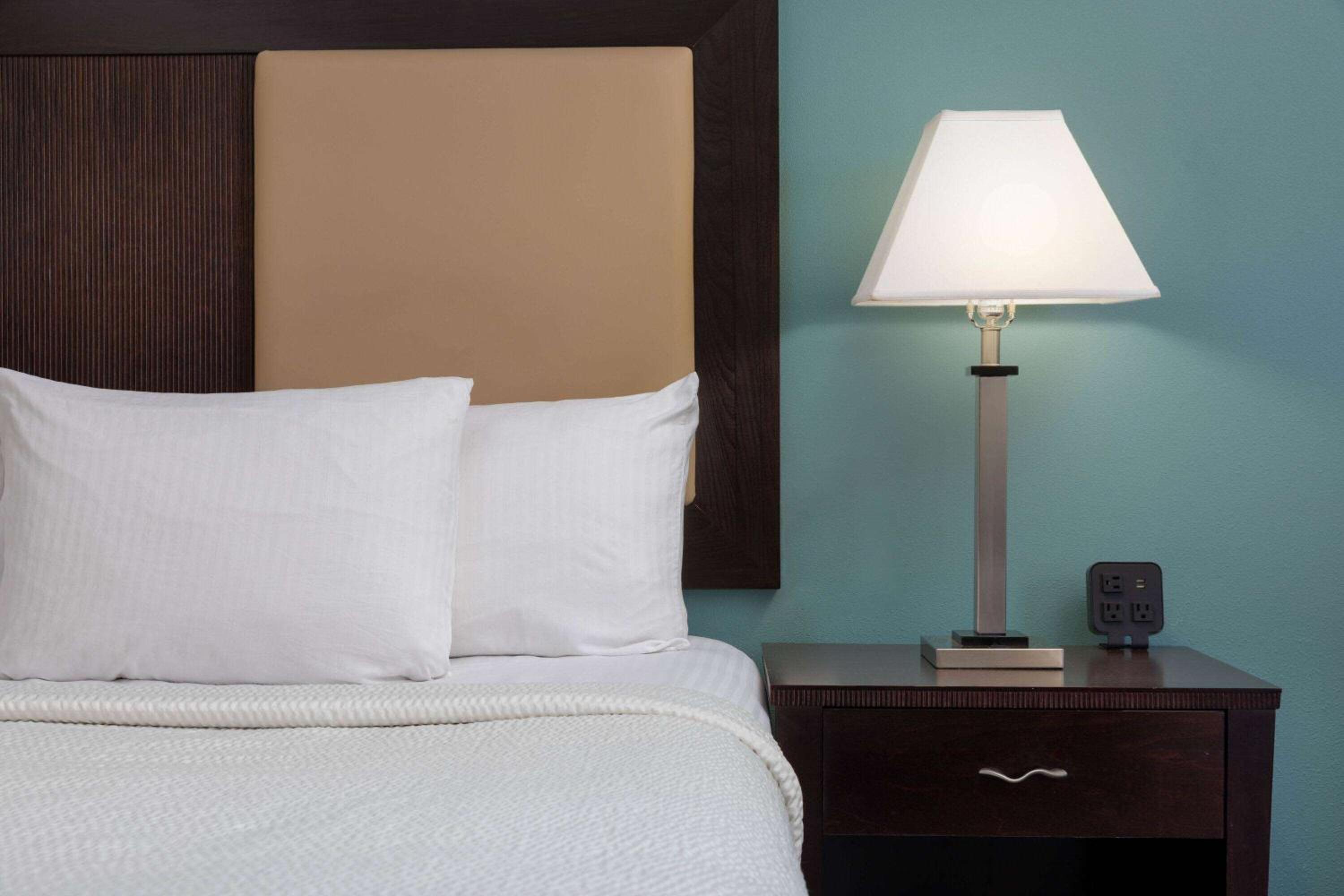 Deluxe Queen Room with Two Queen Beds - Photo 5