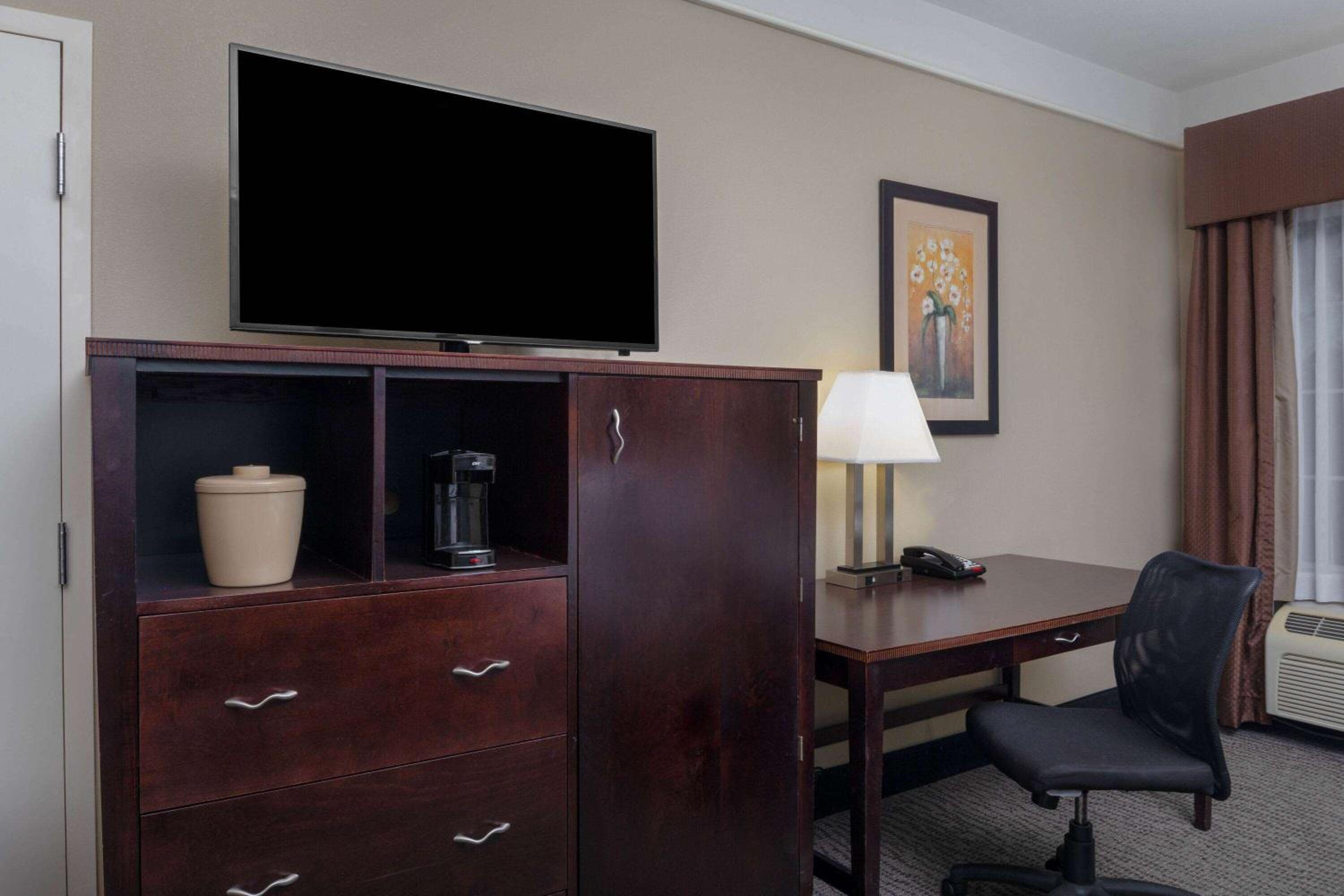 Deluxe Queen Room with Two Queen Beds - Photo 2
