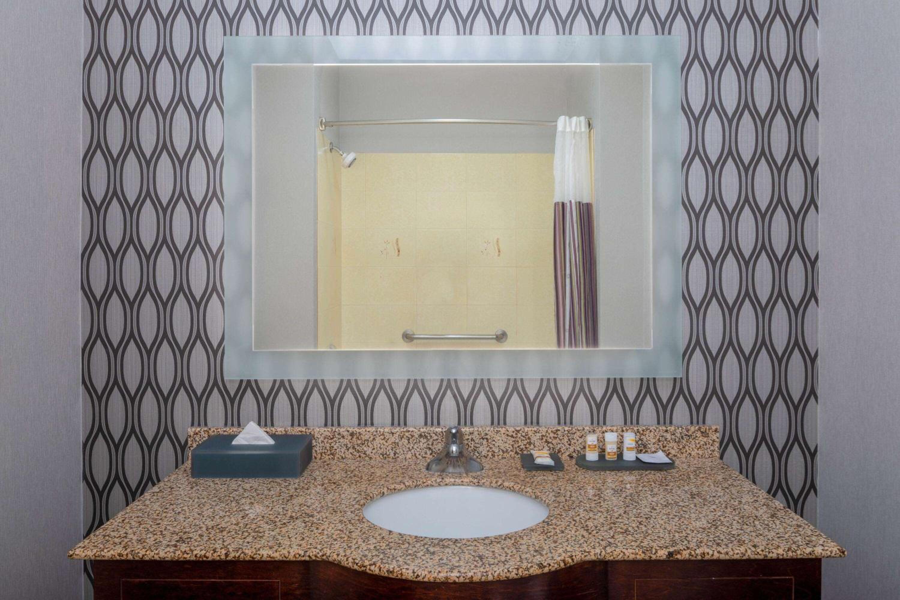 Deluxe Queen Room with Two Queen Beds - Photo 3