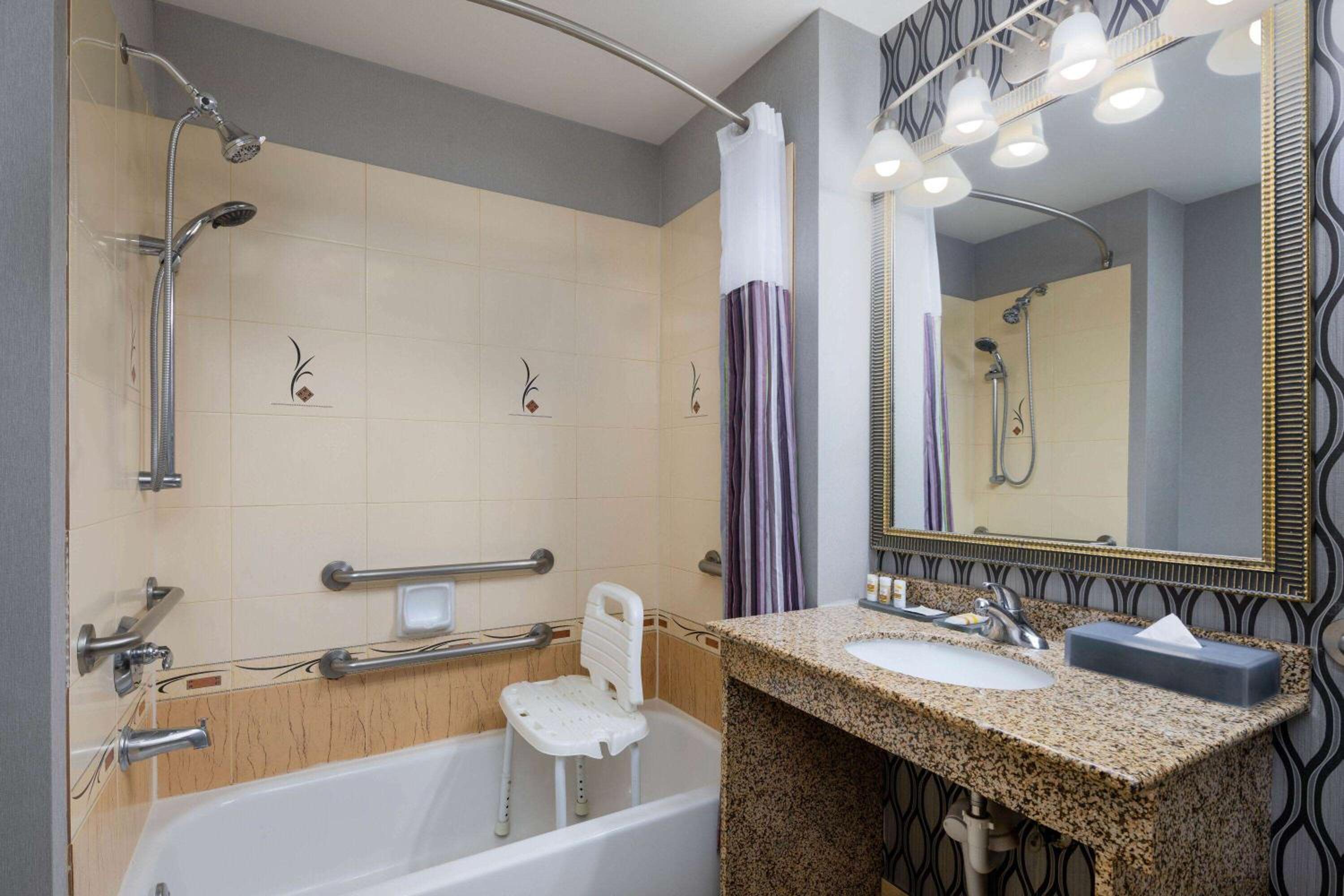 King Room - Mobility Access/Non-Smoking - Photo 4