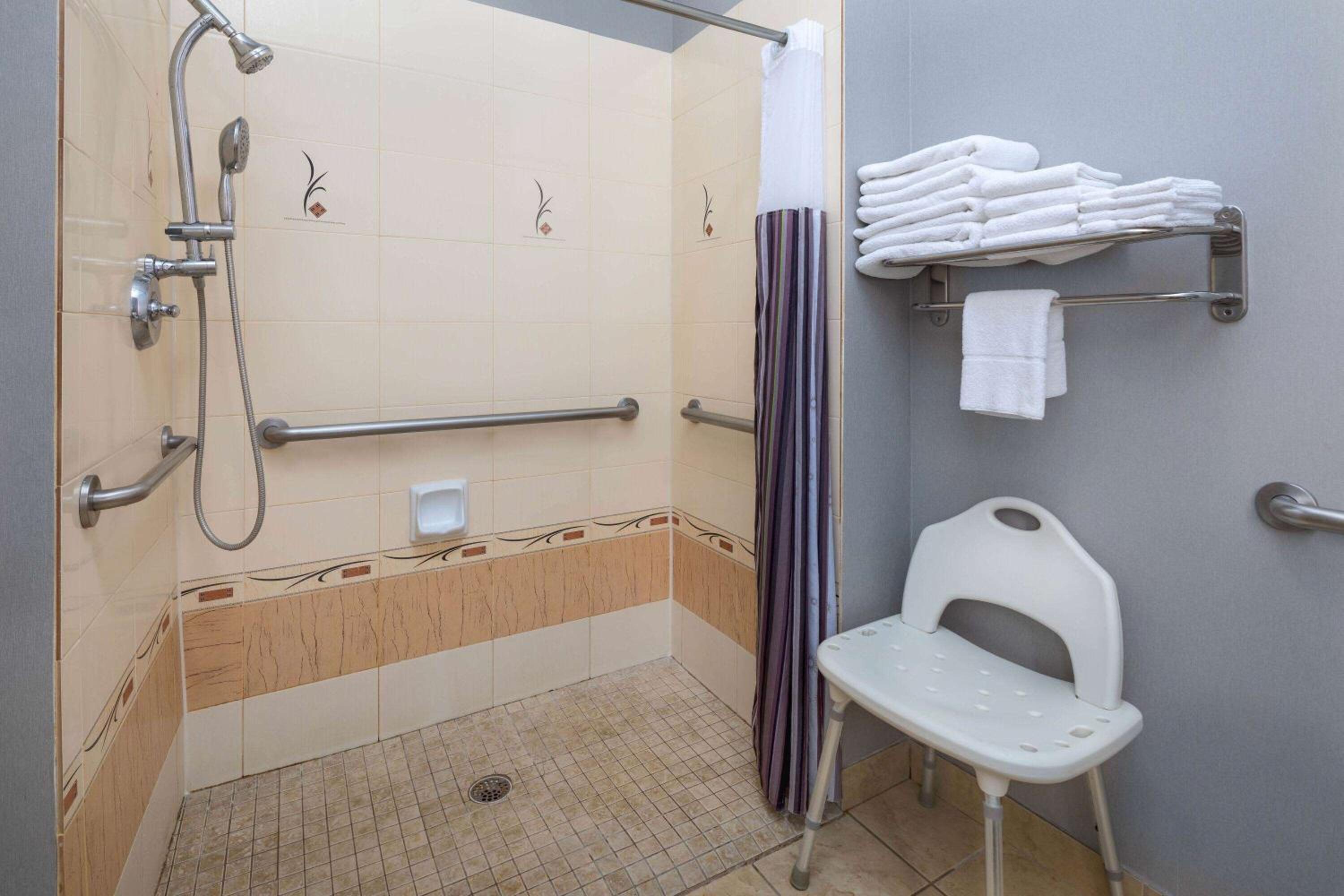 Queen Room with Two Queen Beds and Mobility/Hearing Access - Non-Smoking - Photo 5