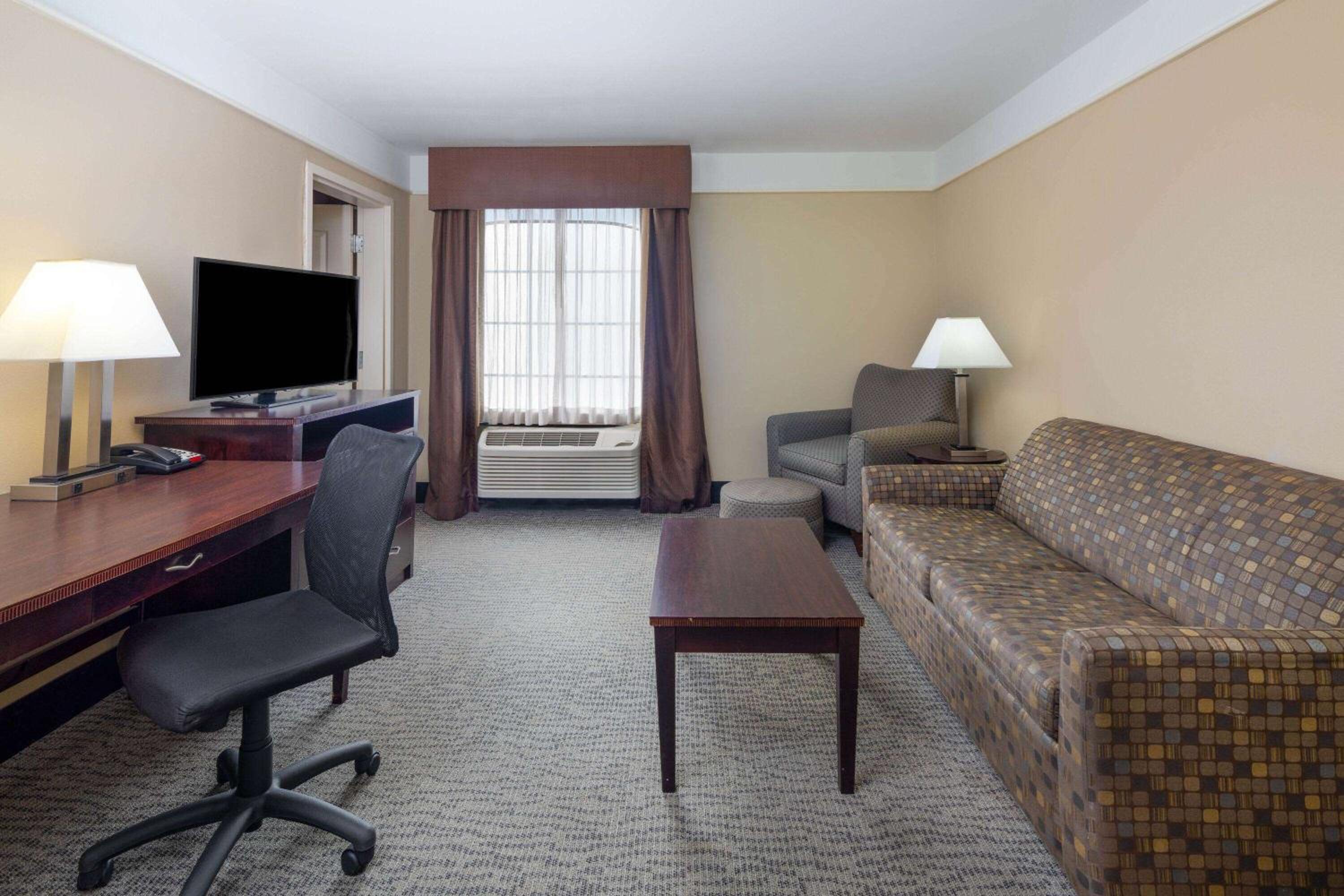 One-Bedroom King Suite - Non-Smoking - Photo 5