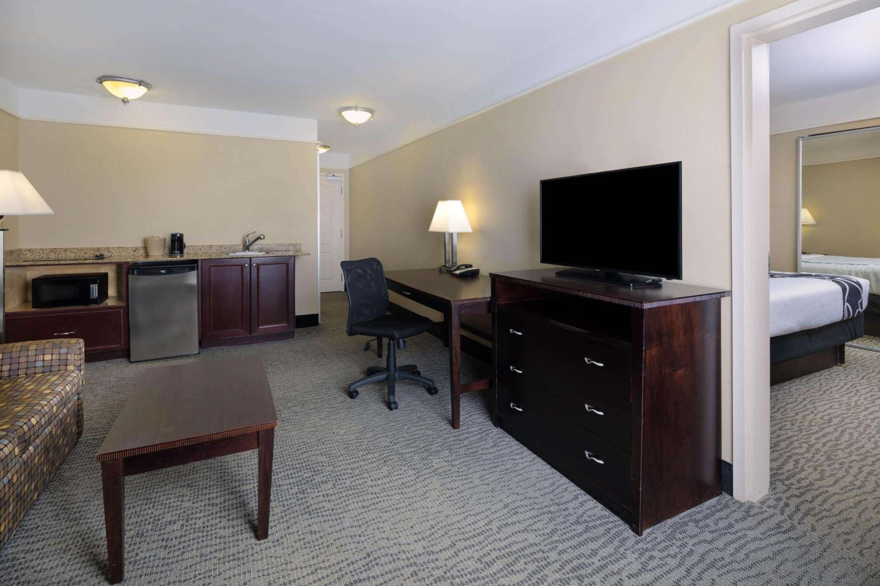One-Bedroom King Suite - Non-Smoking - Photo 2