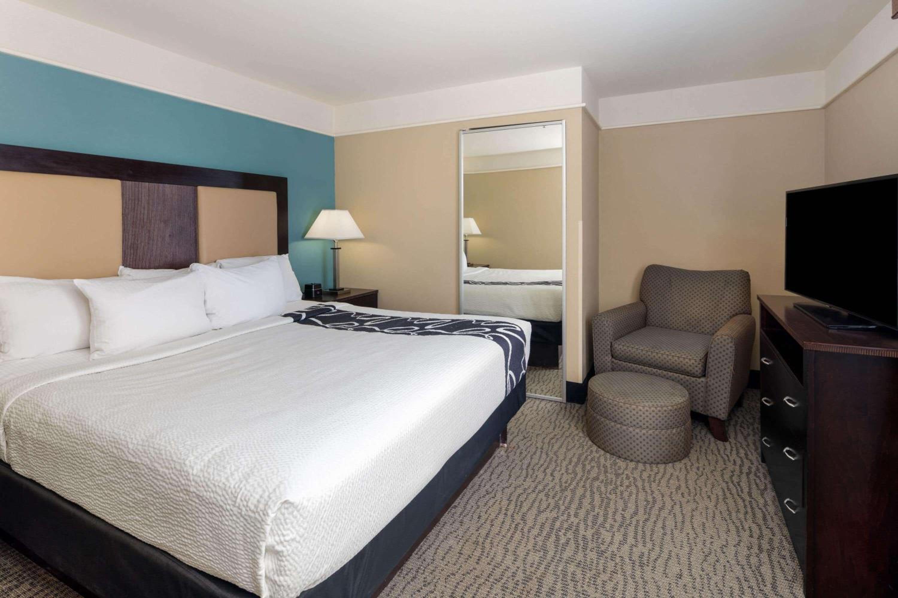 One-Bedroom King Suite - Non-Smoking - Photo 6
