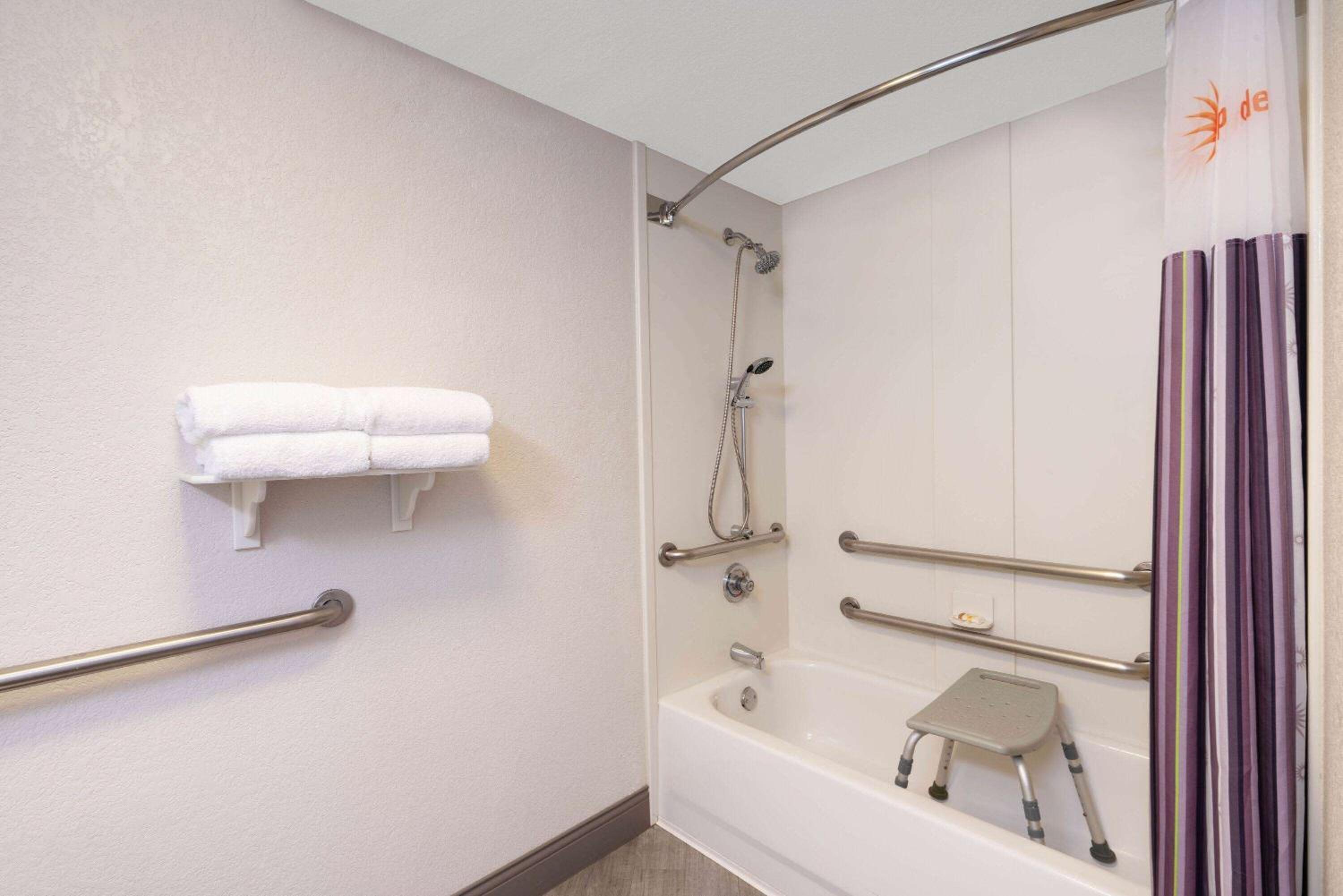 Double Room with Two Double Beds - Disability Access - Photo 6