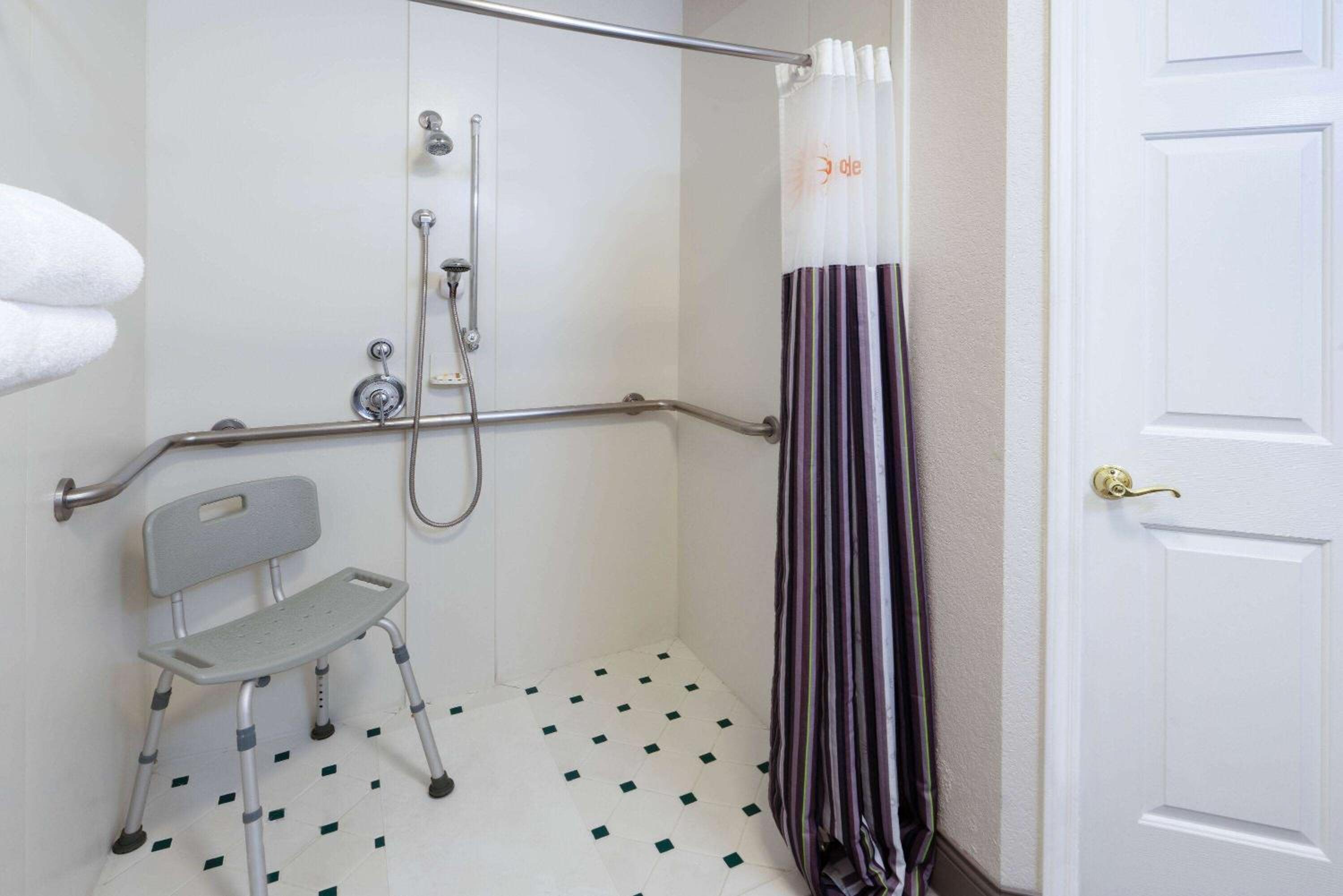 Double Room with Two Double Beds - Disability Access - Photo 5