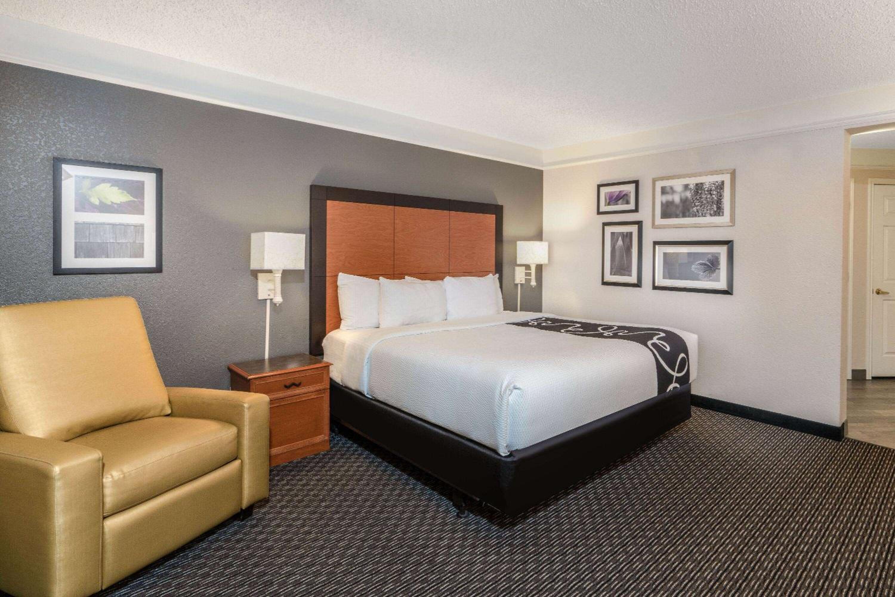 Deluxe King Room - Photo 4