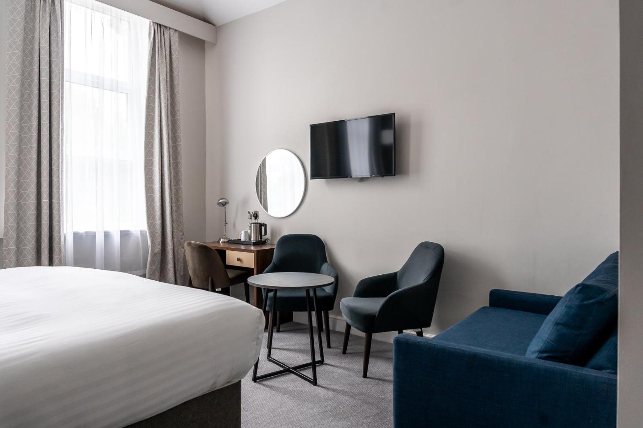 King Suite - Non-Smoking - Photo 2