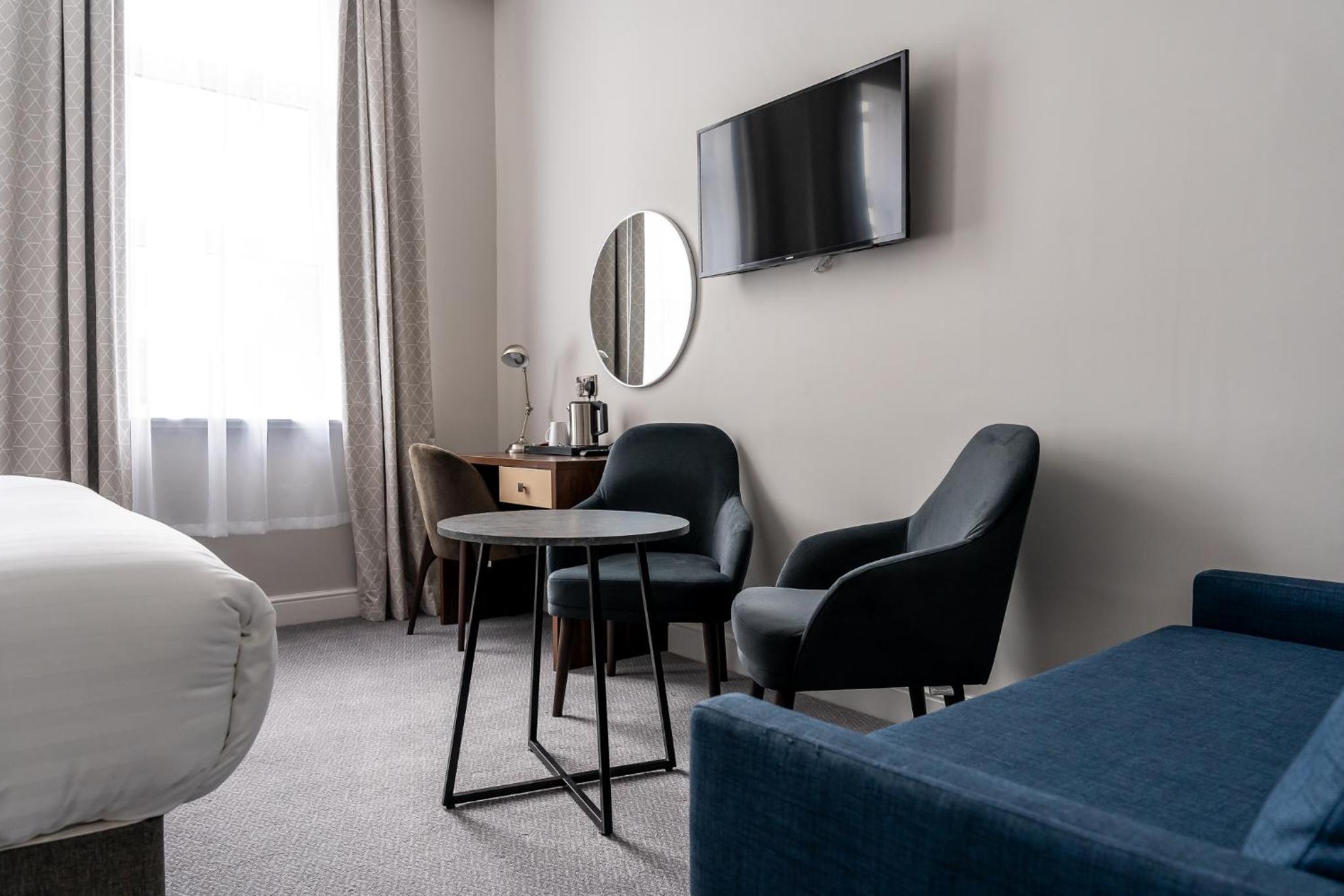 King Suite - Non-Smoking - Photo 4