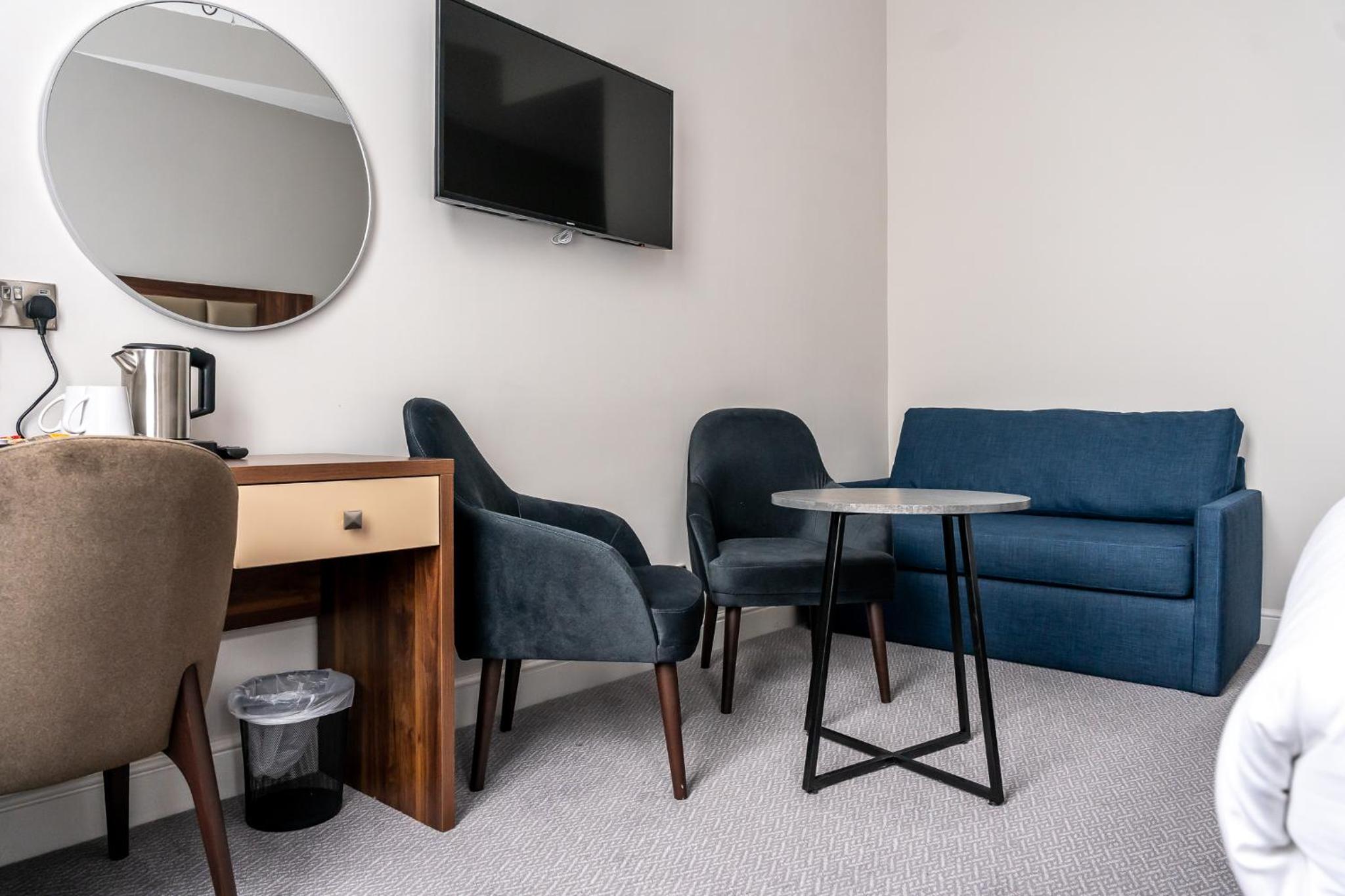 King Suite - Non-Smoking - Photo 6