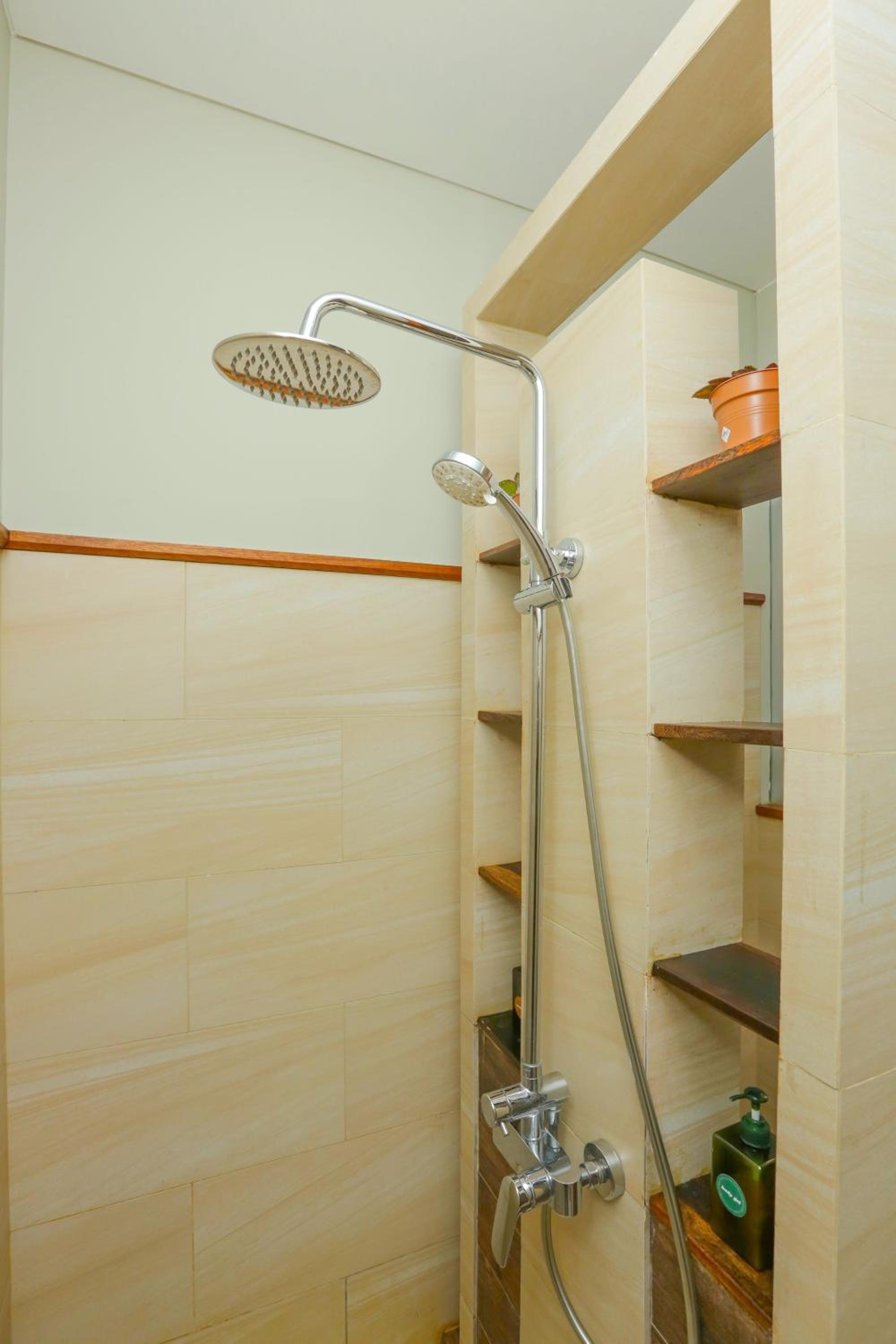 Deluxe Room (2 Adults + 1 Child) - Photo 10