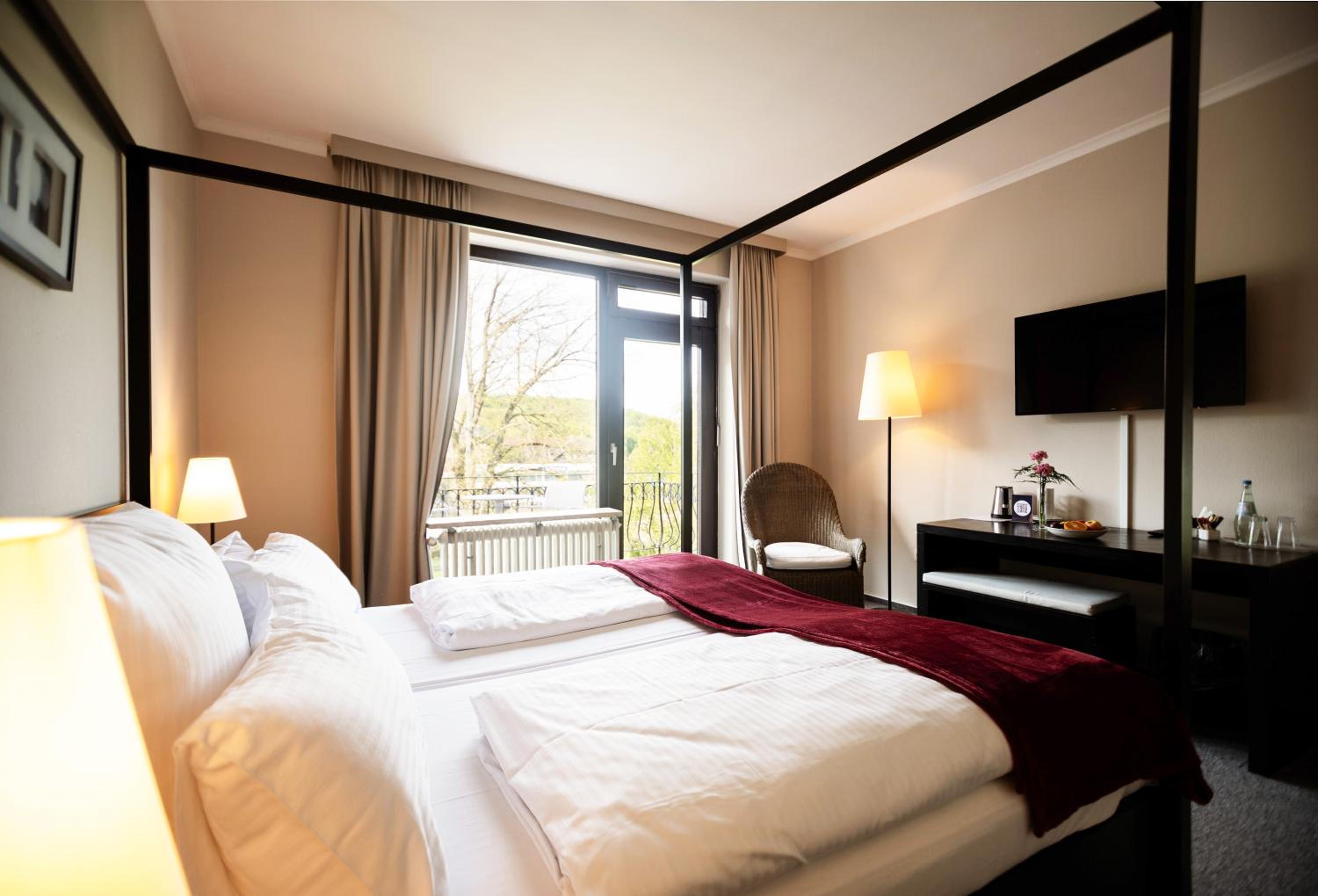 Standard Double Room - Partial Lake View Balcony - Photo 1