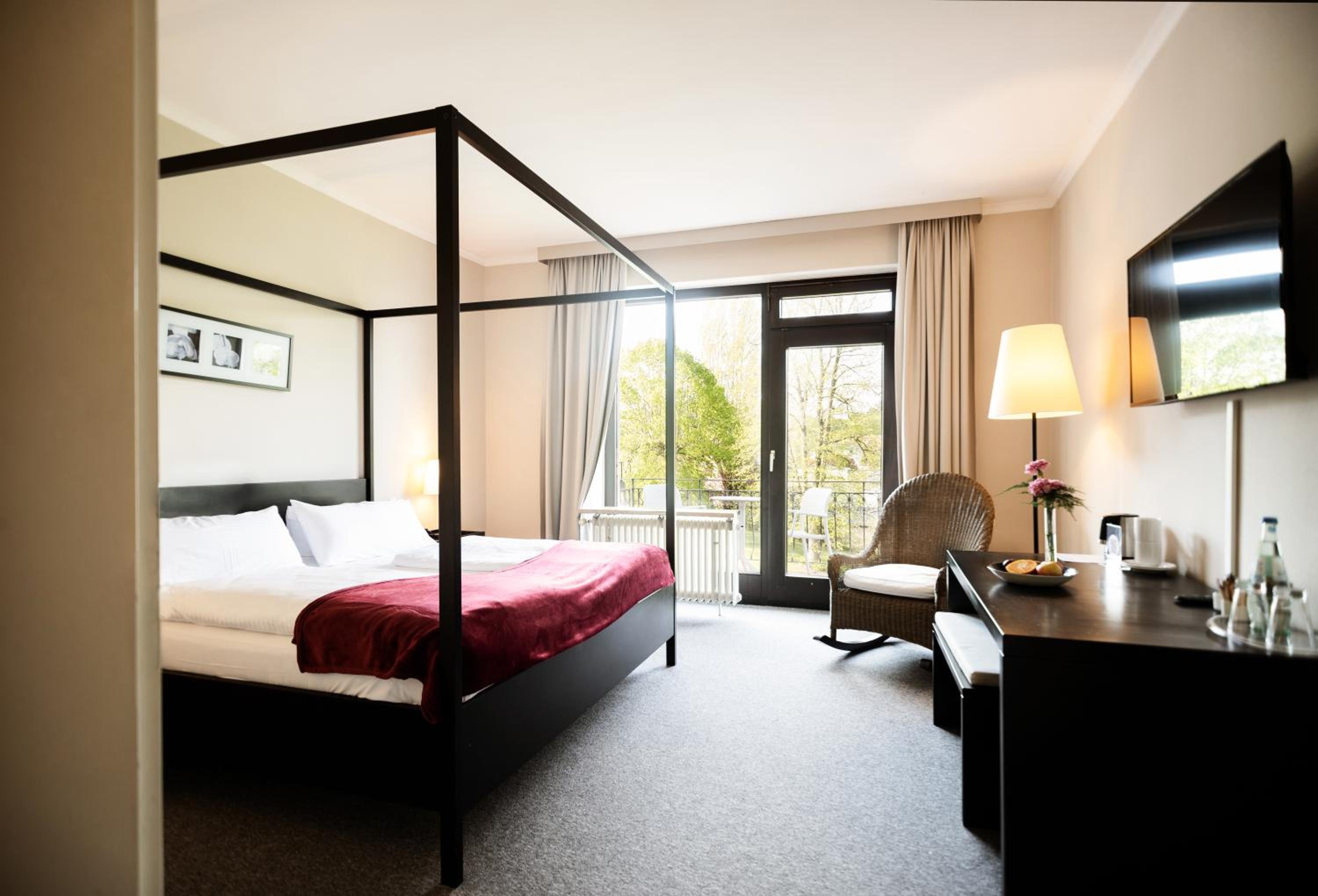 Standard Double Room - Partial Lake View Balcony - Photo 2
