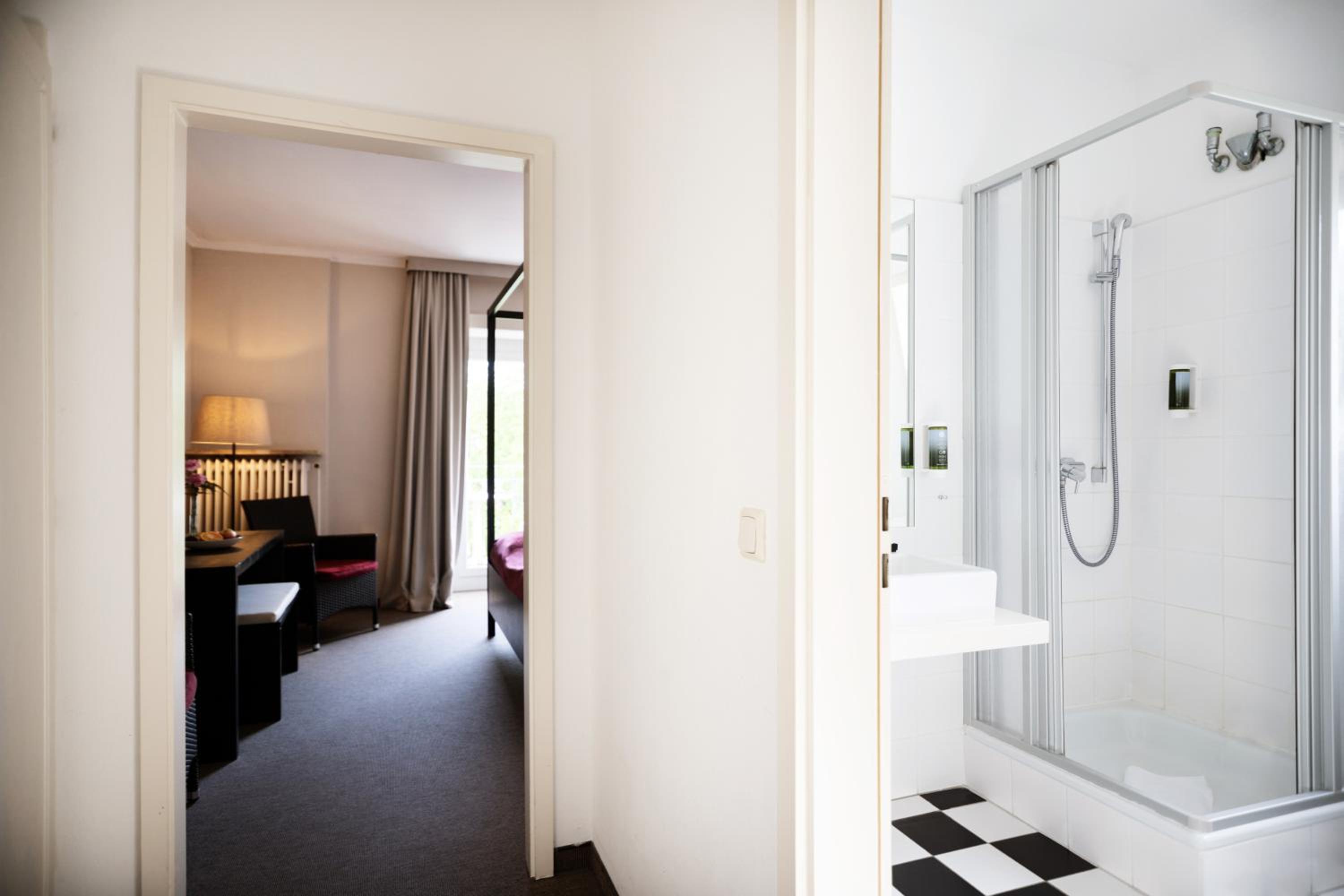 Standard Double Room - Partial Lake View Balcony - Photo 4