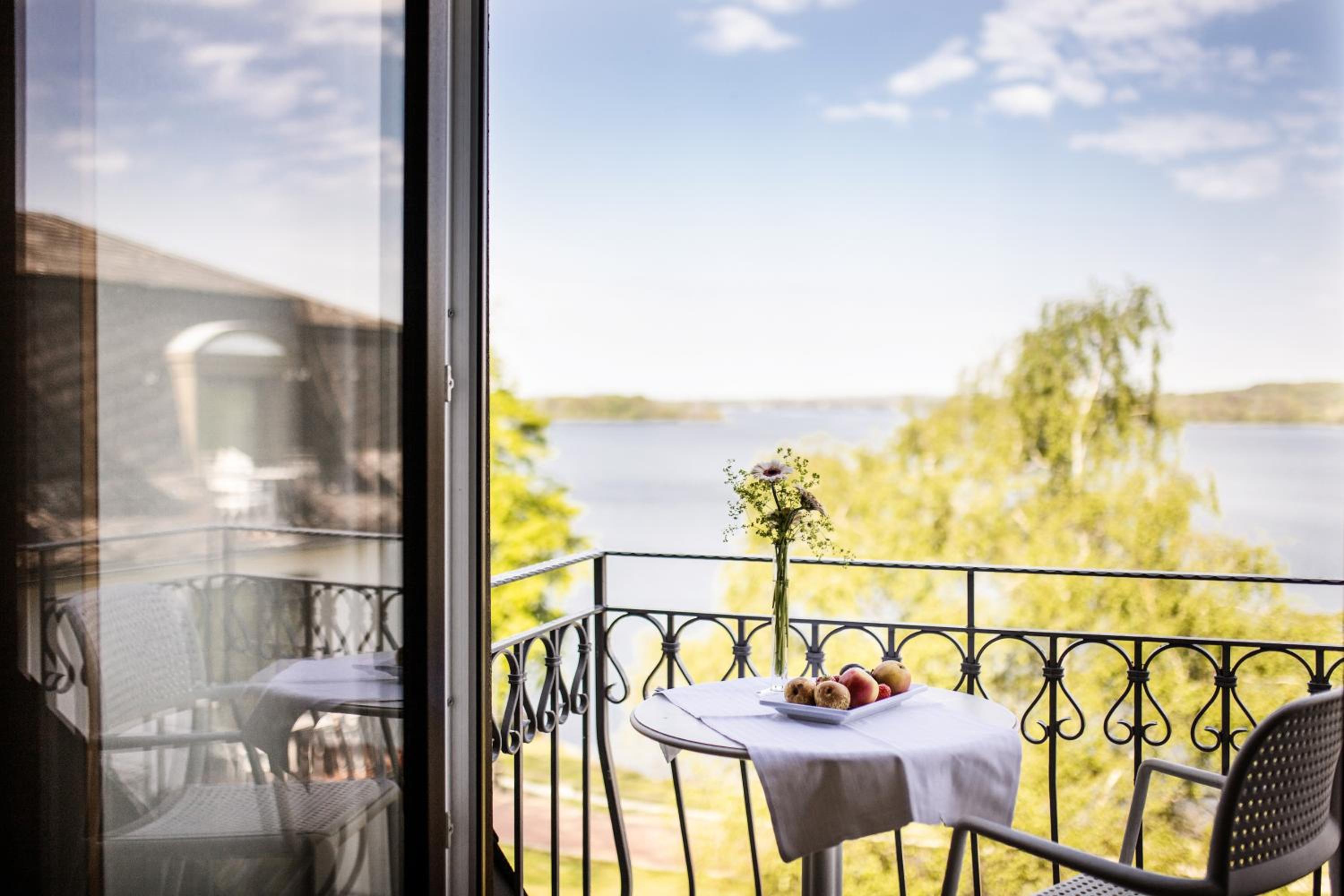 Standard Double Room - Lake View French Balcony - Photo 3