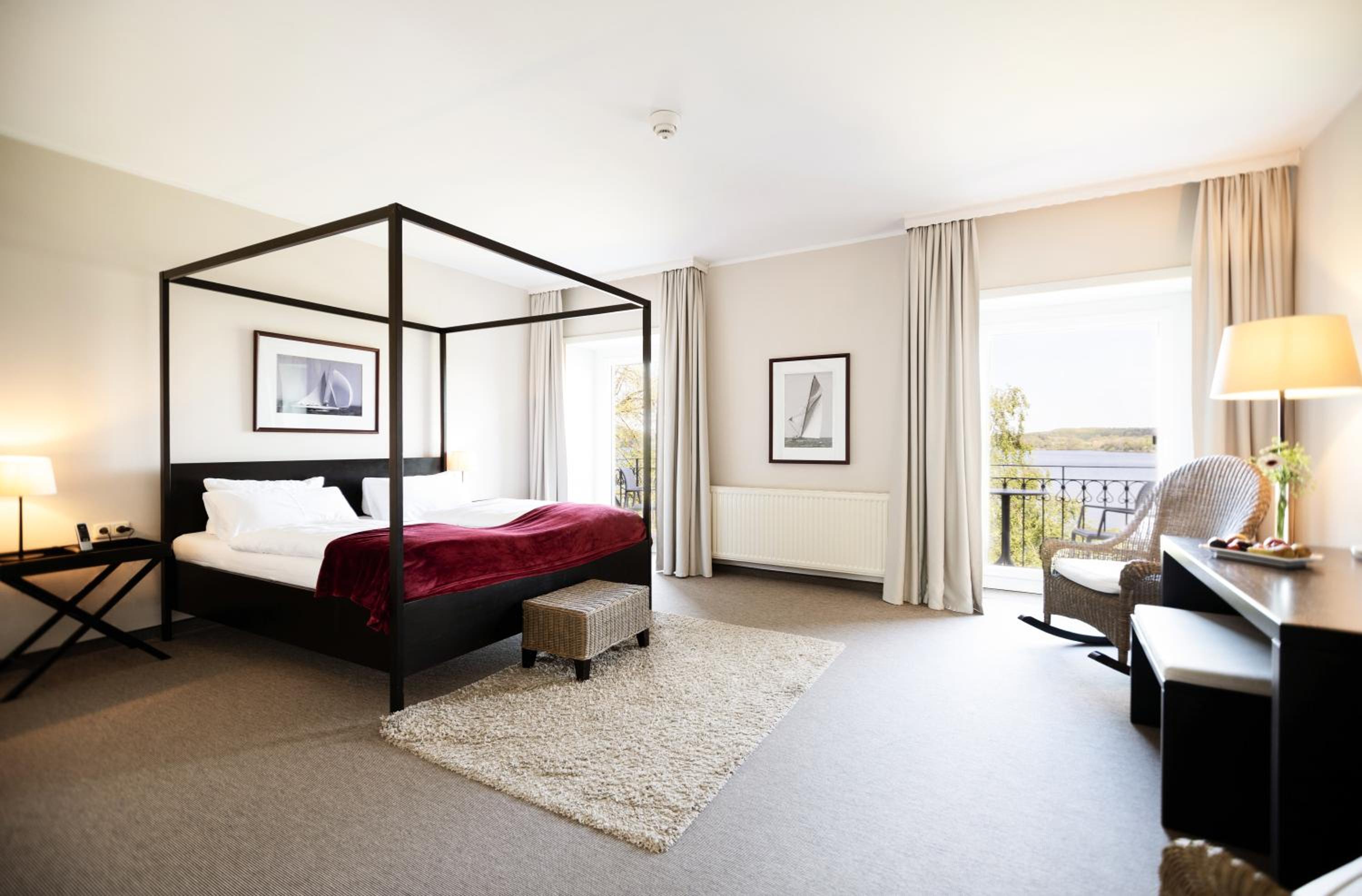 Standard Double Room - Lake View French Balcony - Photo 1