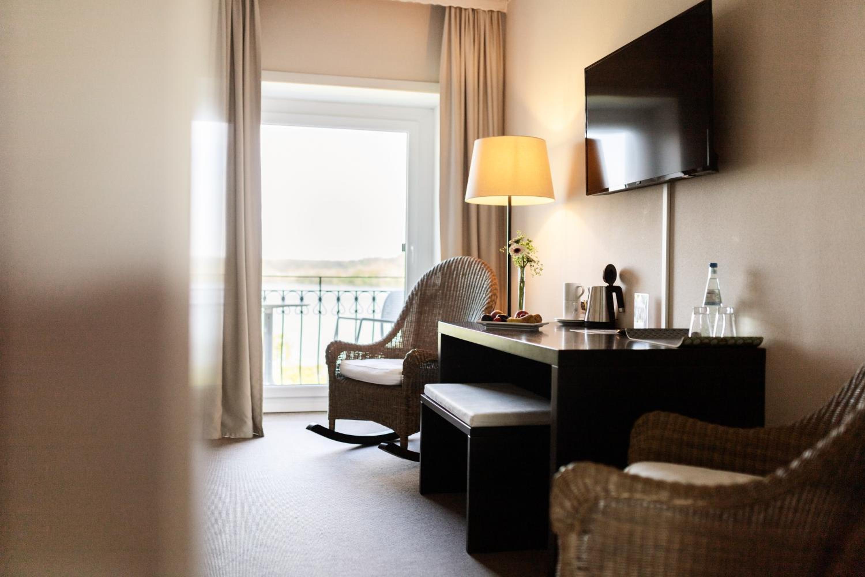 Standard Double Room - Lake View French Balcony - Photo 2