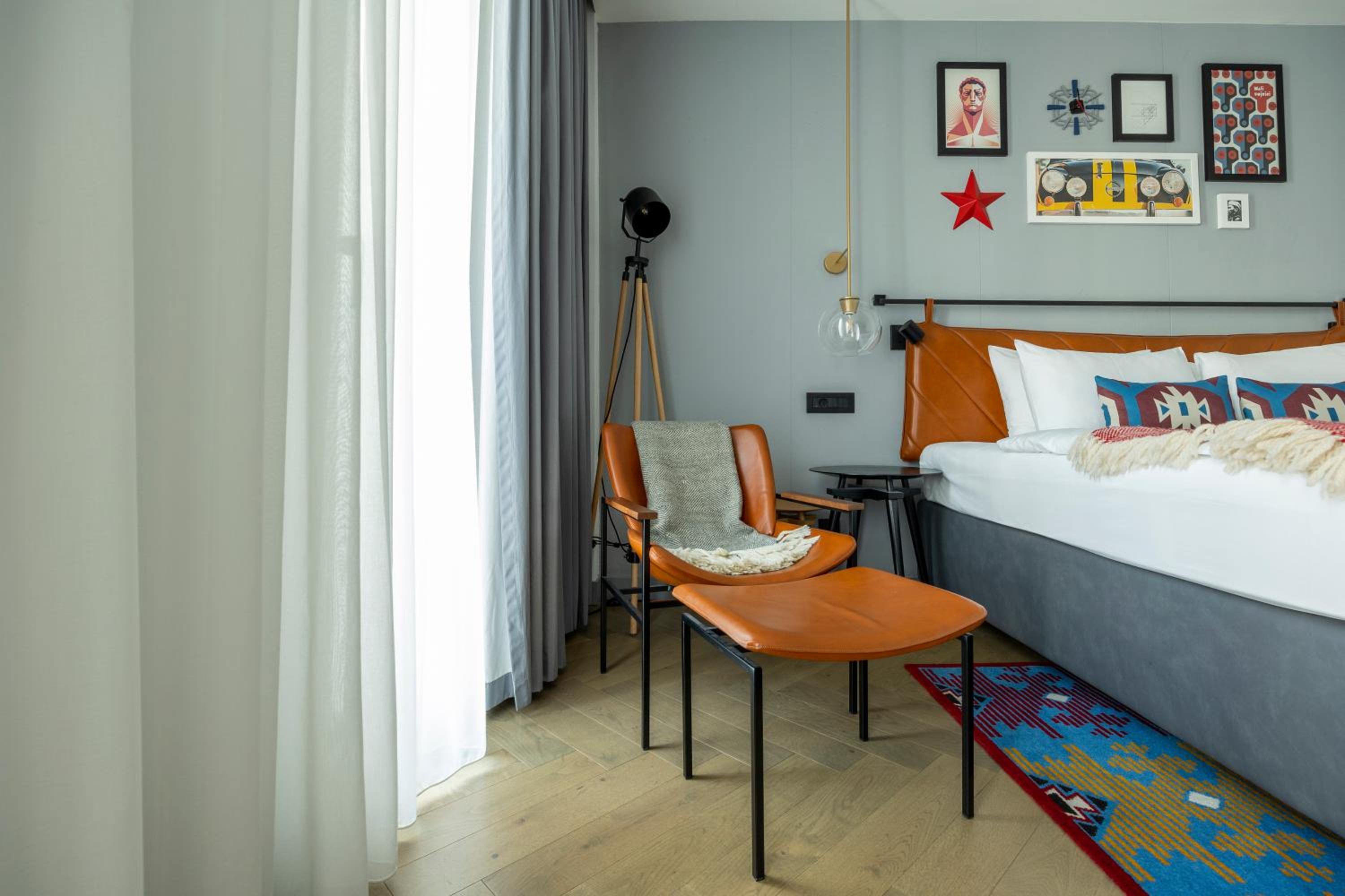 Standard Queen Room with Street View - Photo 1