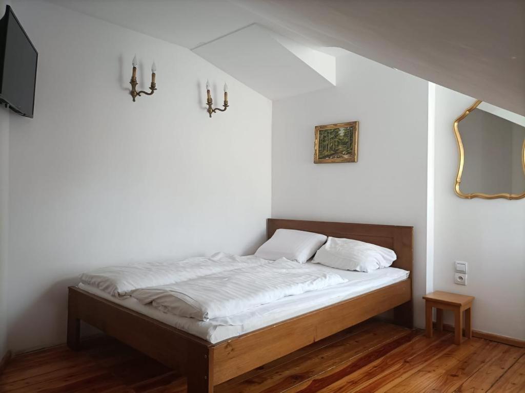 Economy Double Room - Photo 9