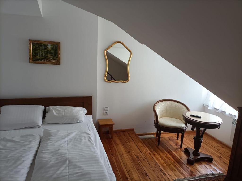 Economy Double Room - Photo 8