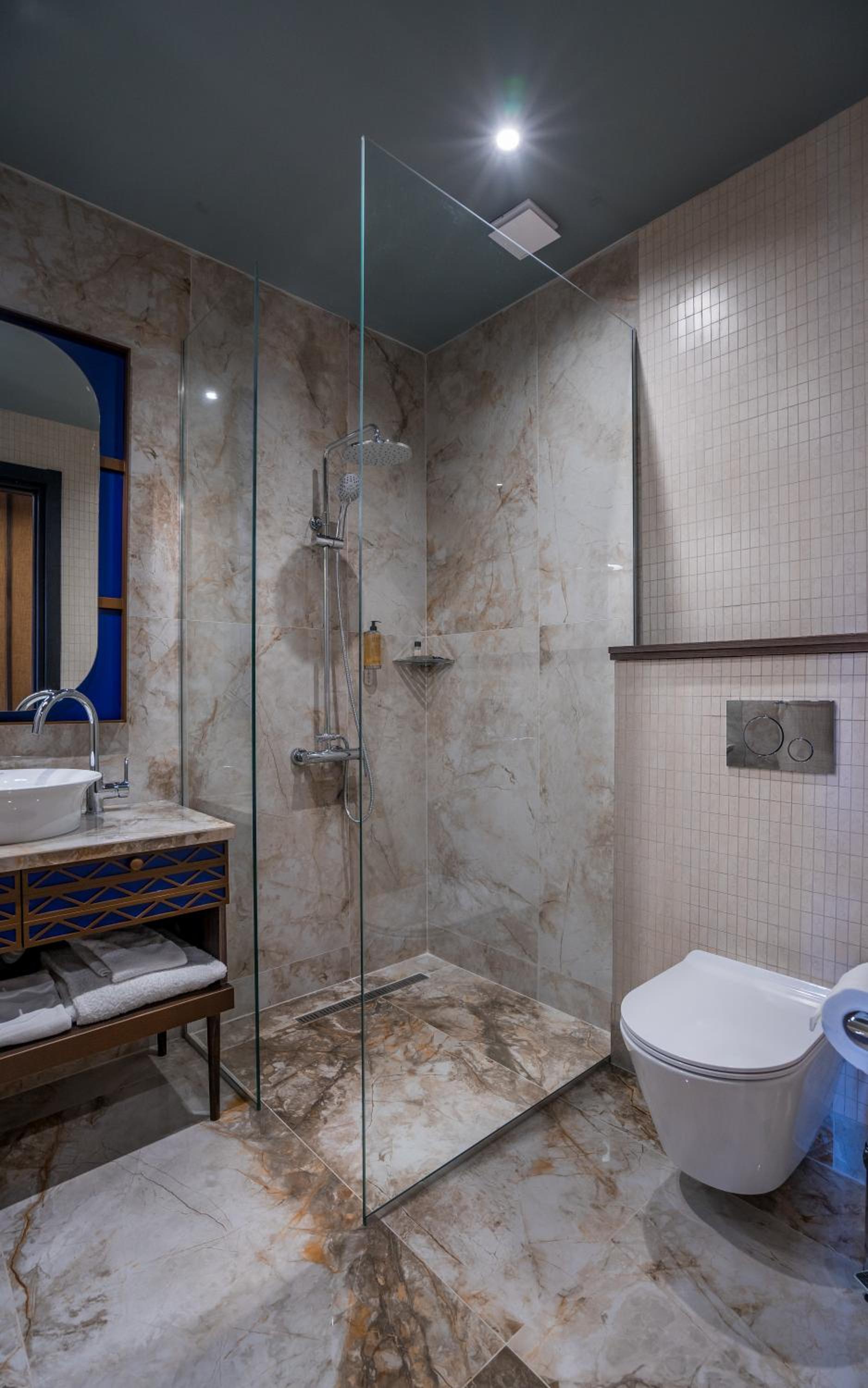 Deluxe Double Room with Balcony - Photo 5