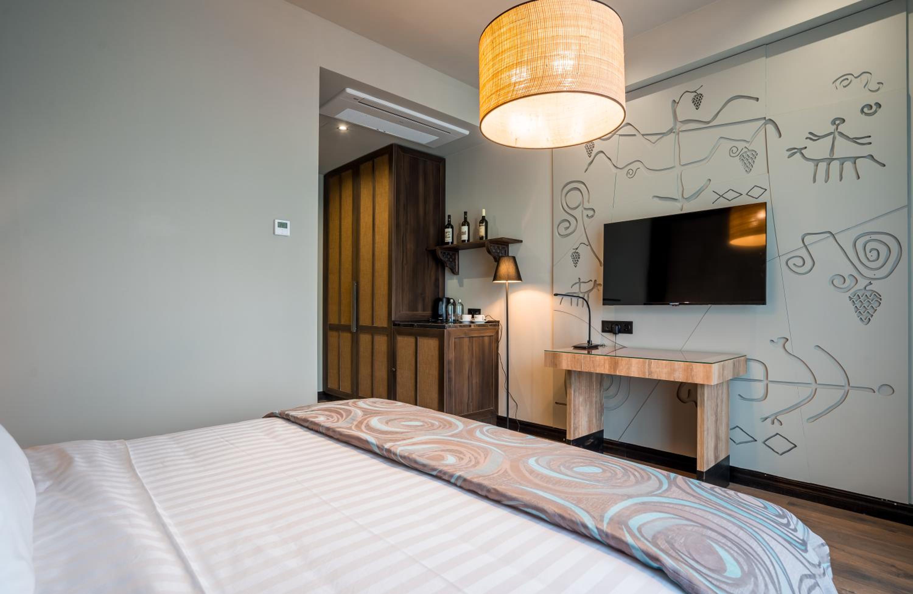 Deluxe Double Room with Balcony - Photo 7