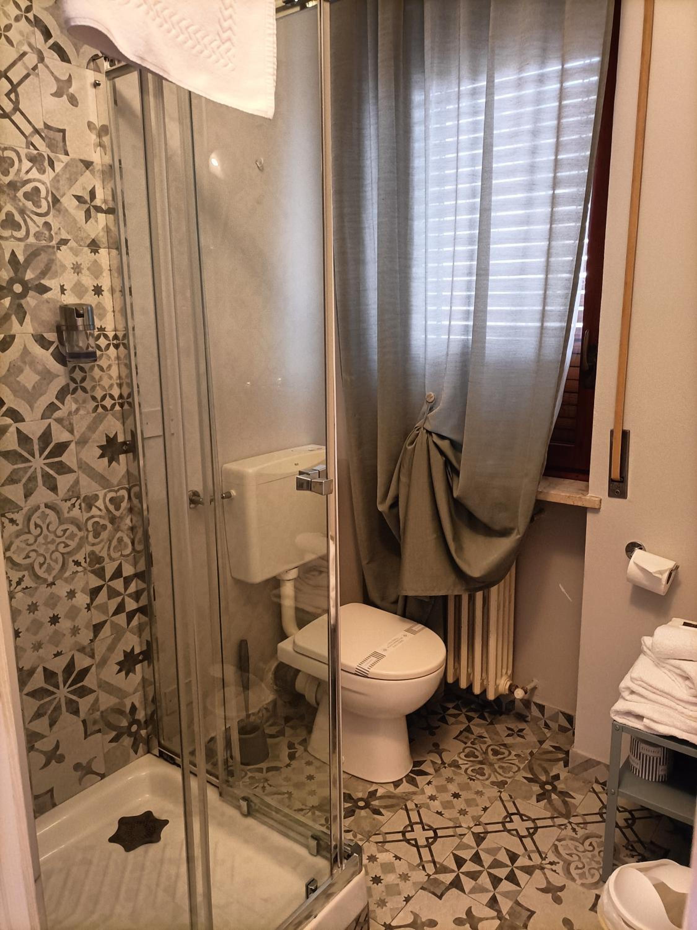 Double Room with Balcony - Photo 11