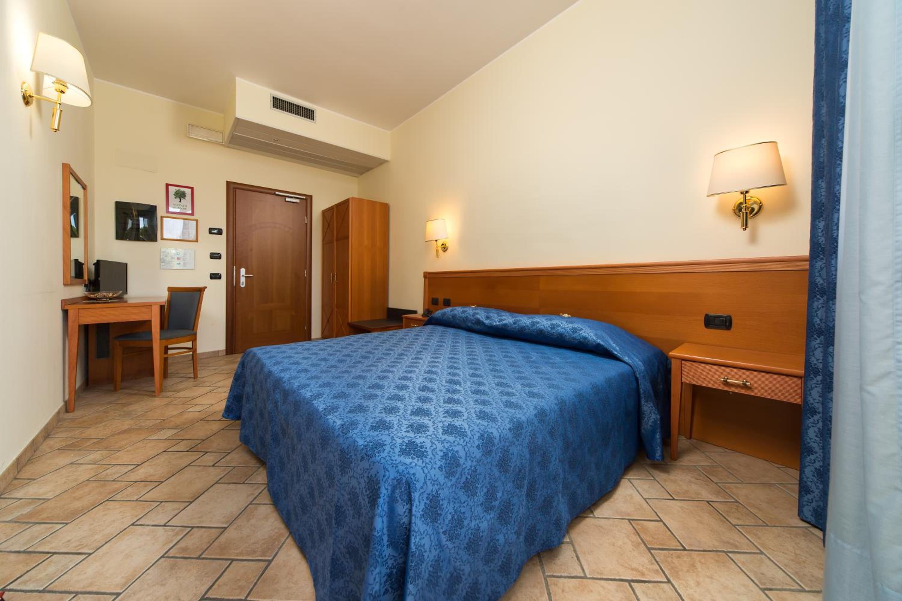 Double Room with Balcony - Photo 3