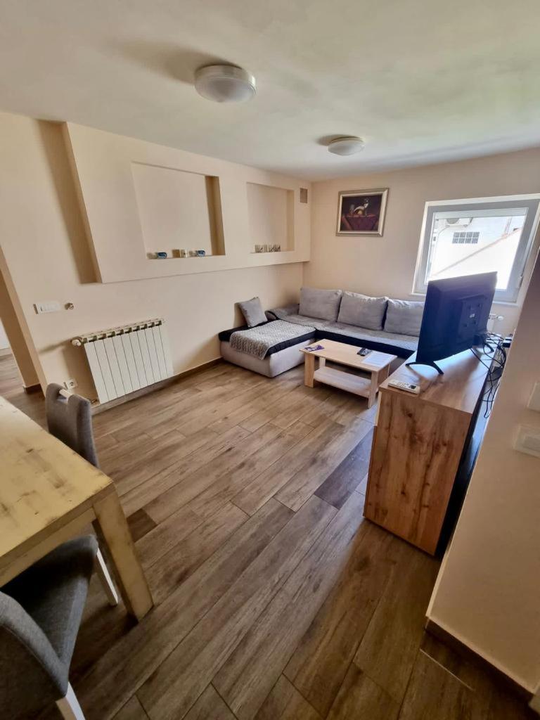 One-Bedroom Apartment - Photo 4
