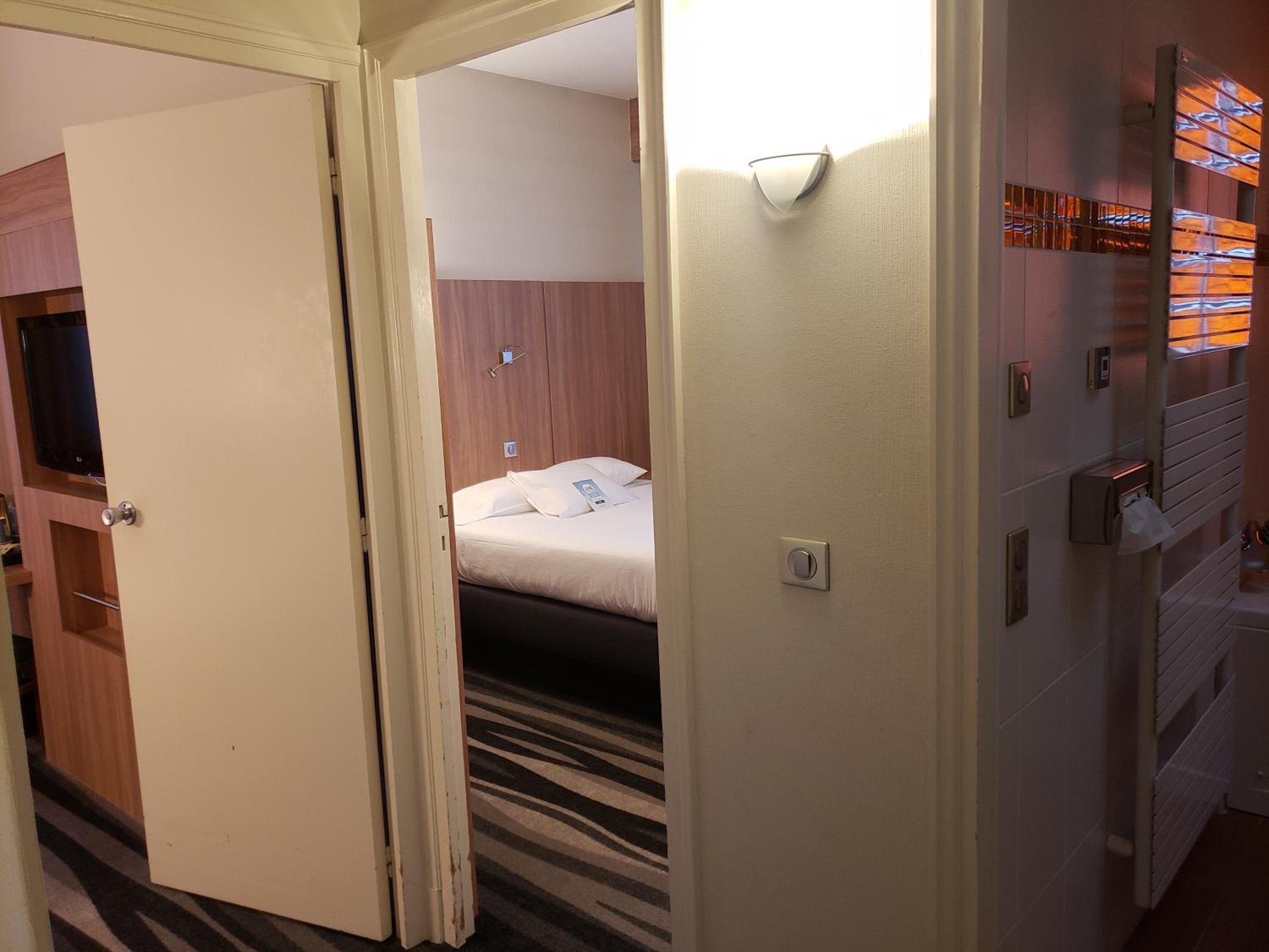 1 Double Bed 2 Single Beds photo 2
