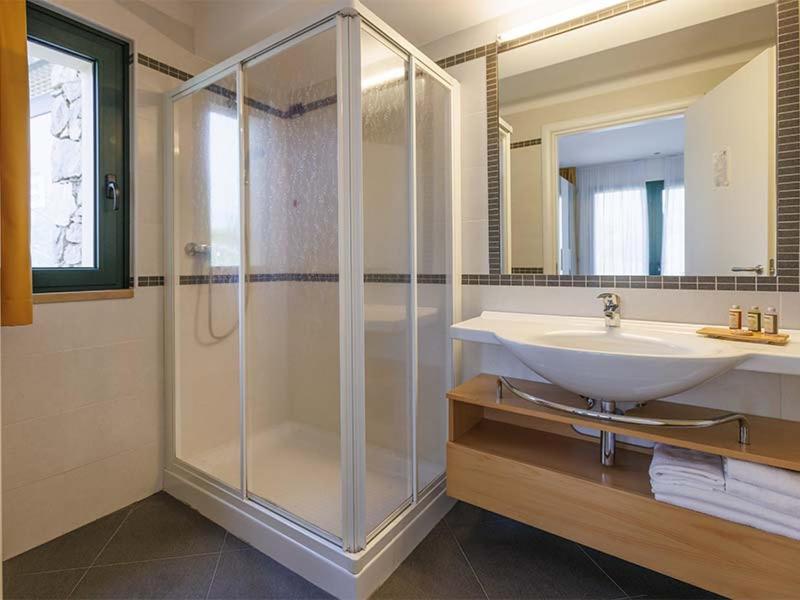 Double or Twin Room with Garden View - Photo 7