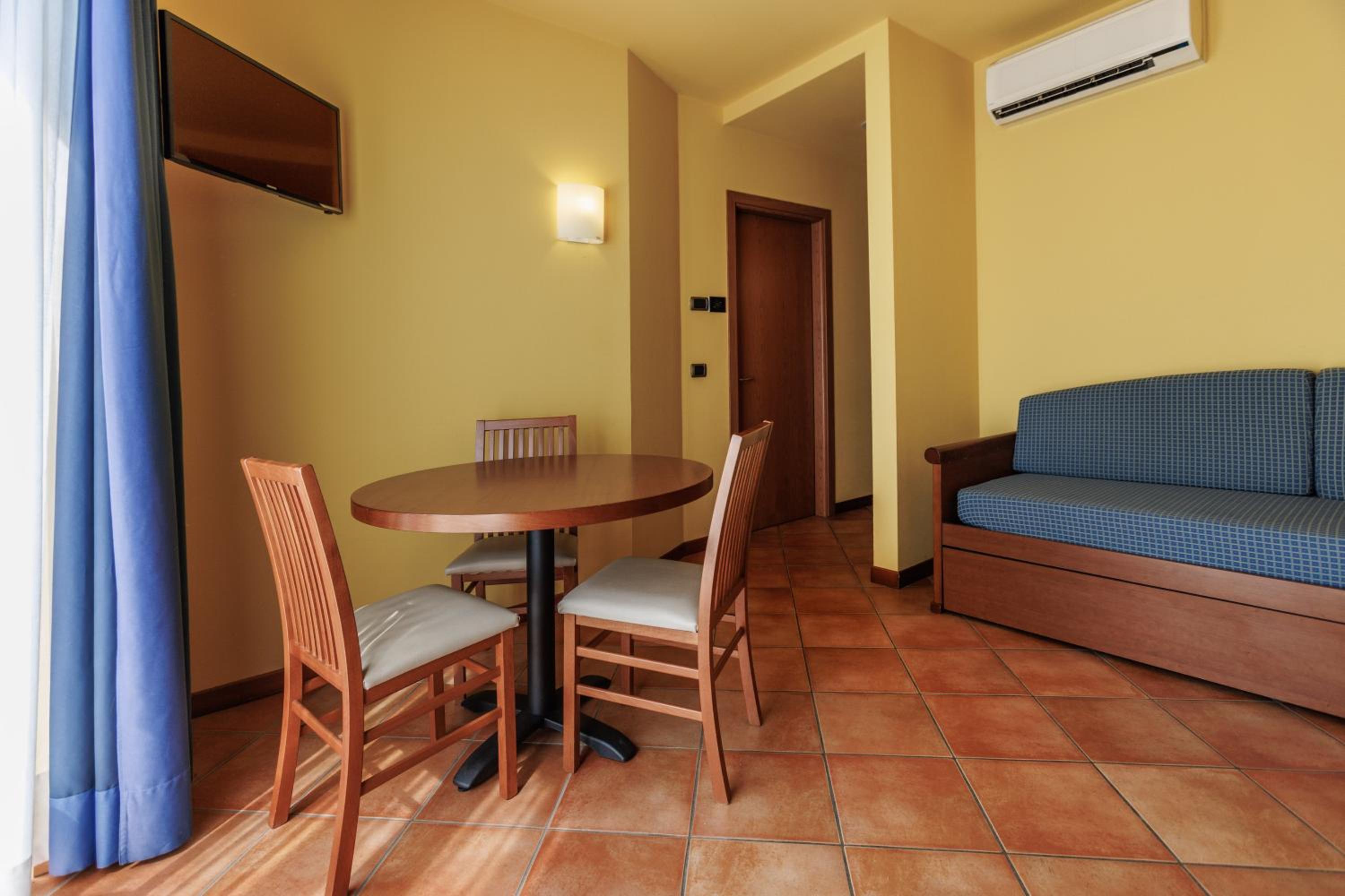 Quadruple Room with Lake View - Photo 9