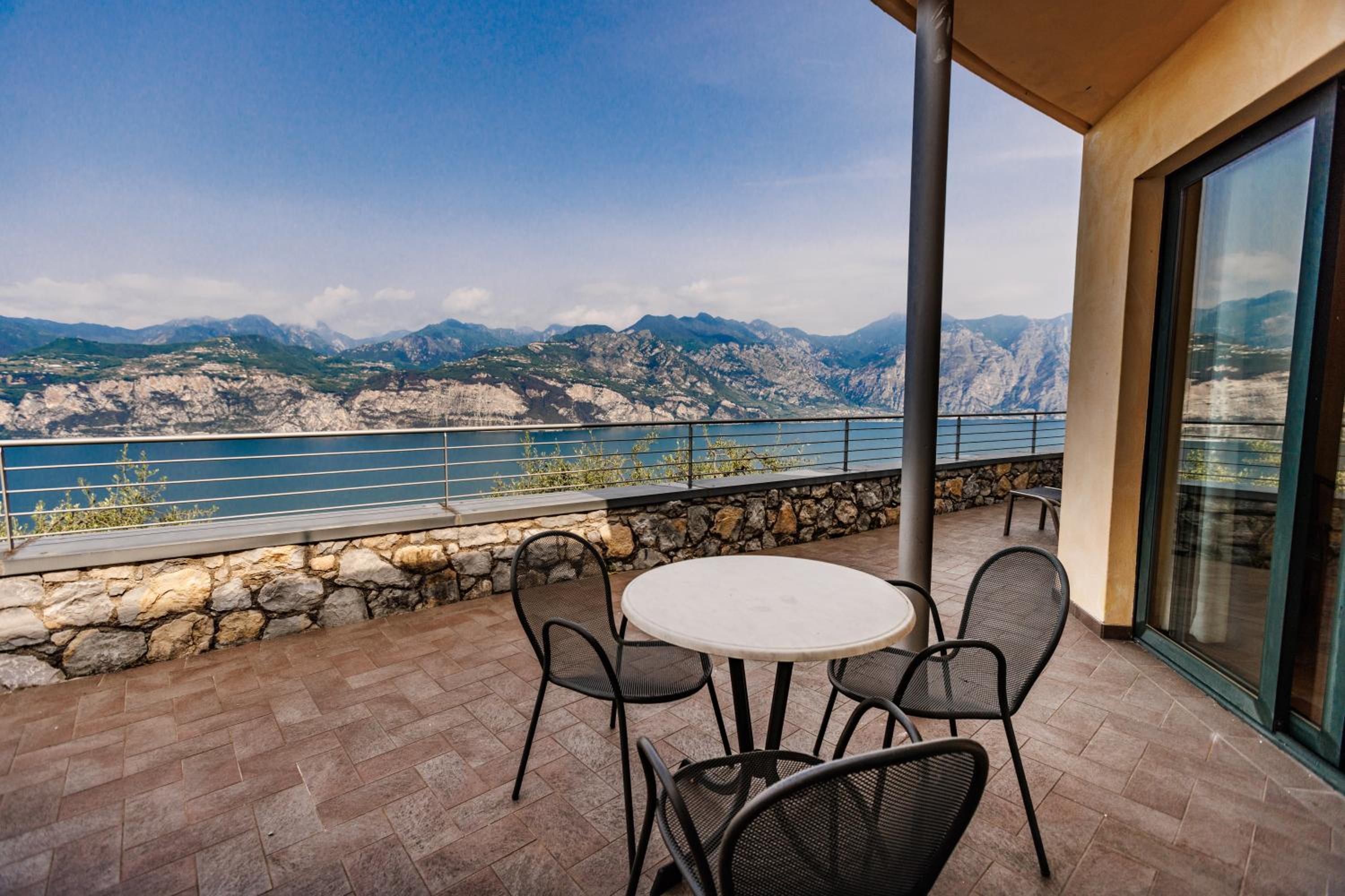 Quadruple Room with Lake View - Photo 10