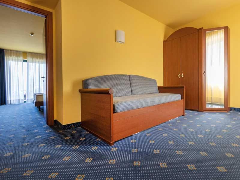 Quadruple Room with Lake View - Photo 12