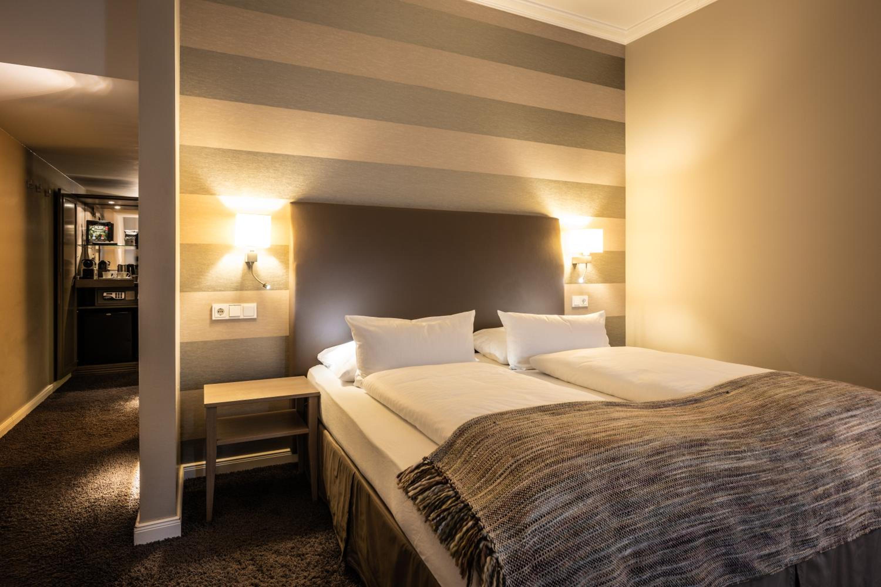 Deluxe Double Room with Balcony photo 2
