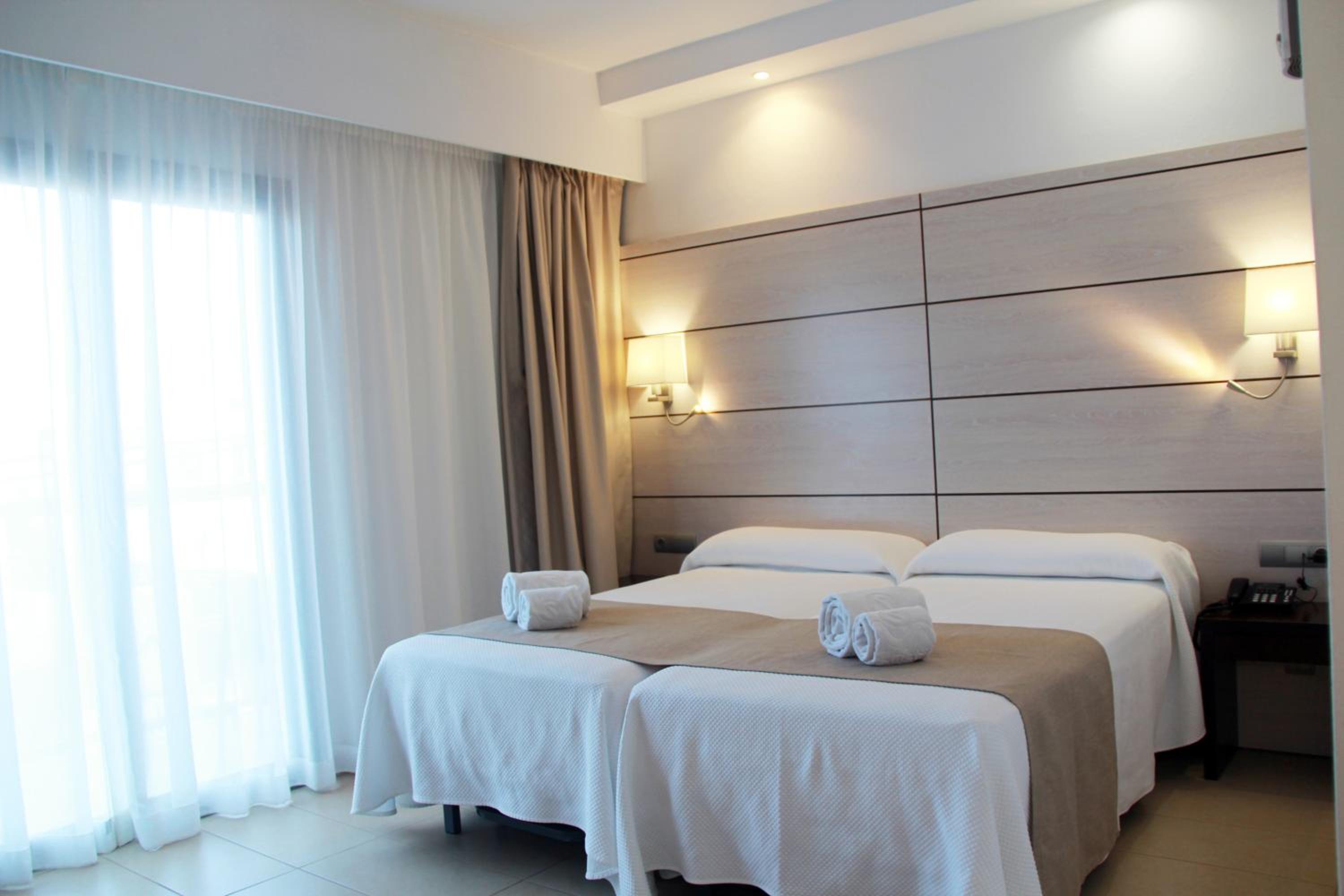 Twin Room - Photo 16