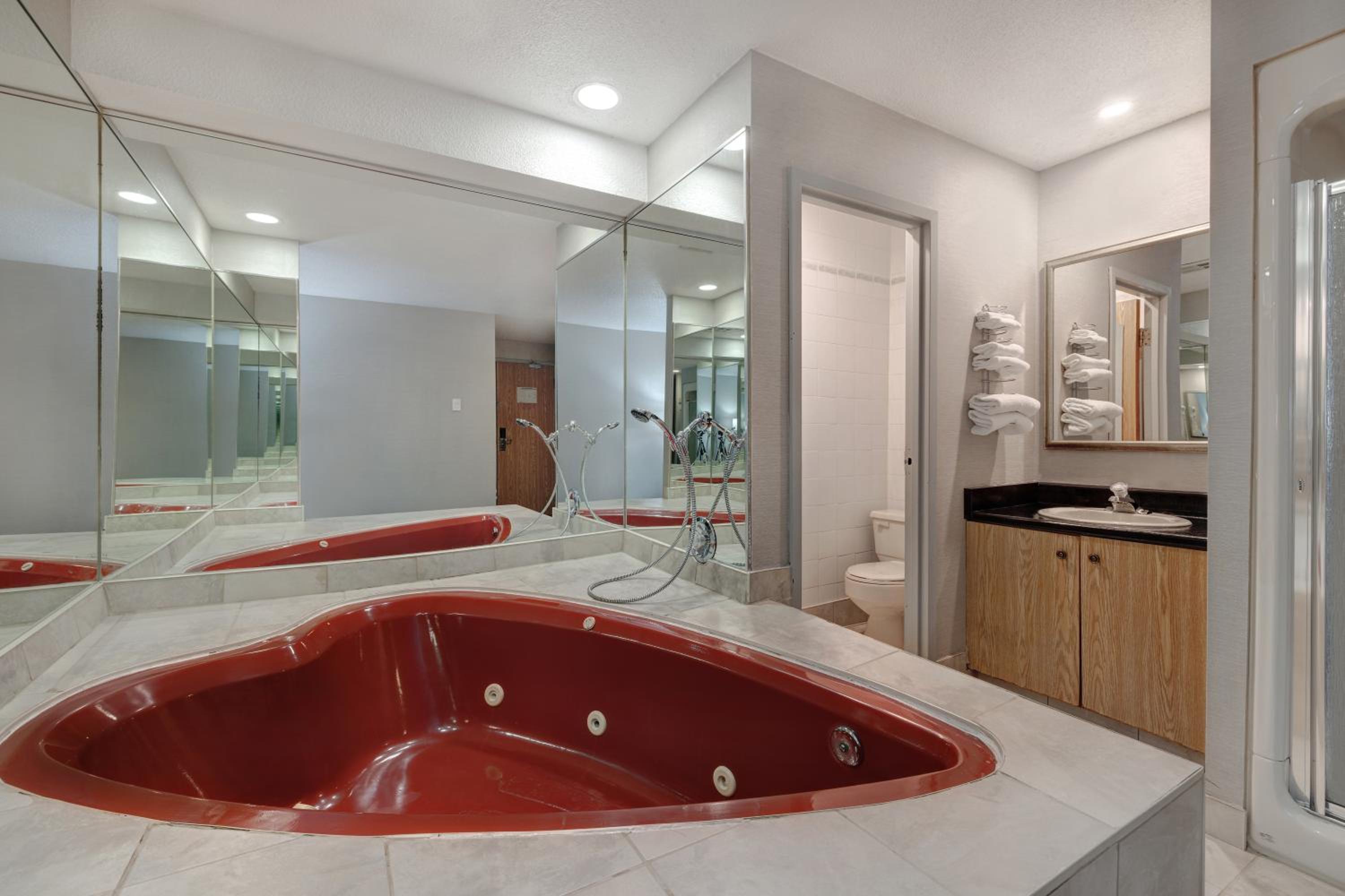 Deluxe King Room with Hot Tub - Non-Smoking thumbnail 6