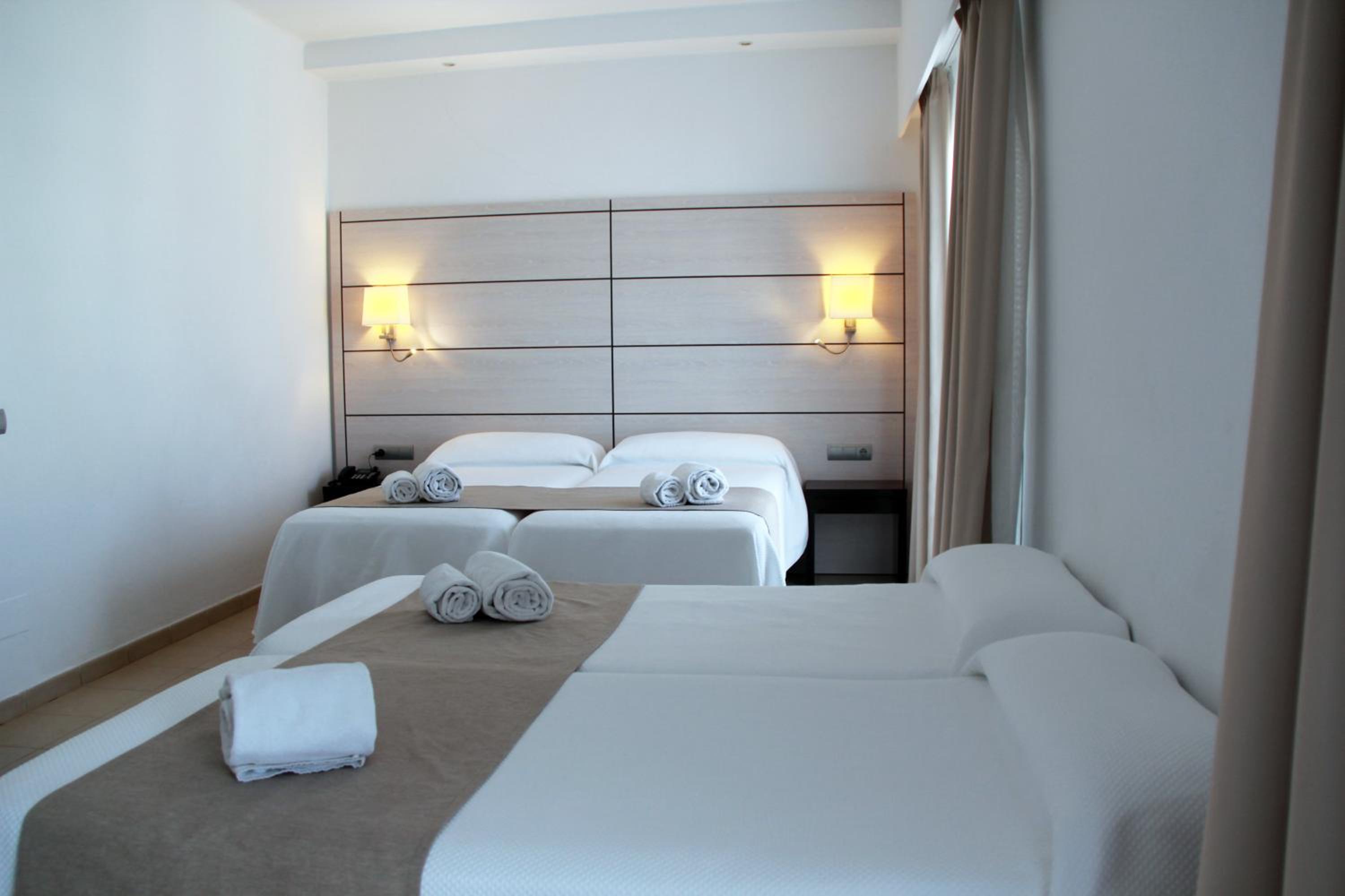 Standard Quadruple Room - Photo 8