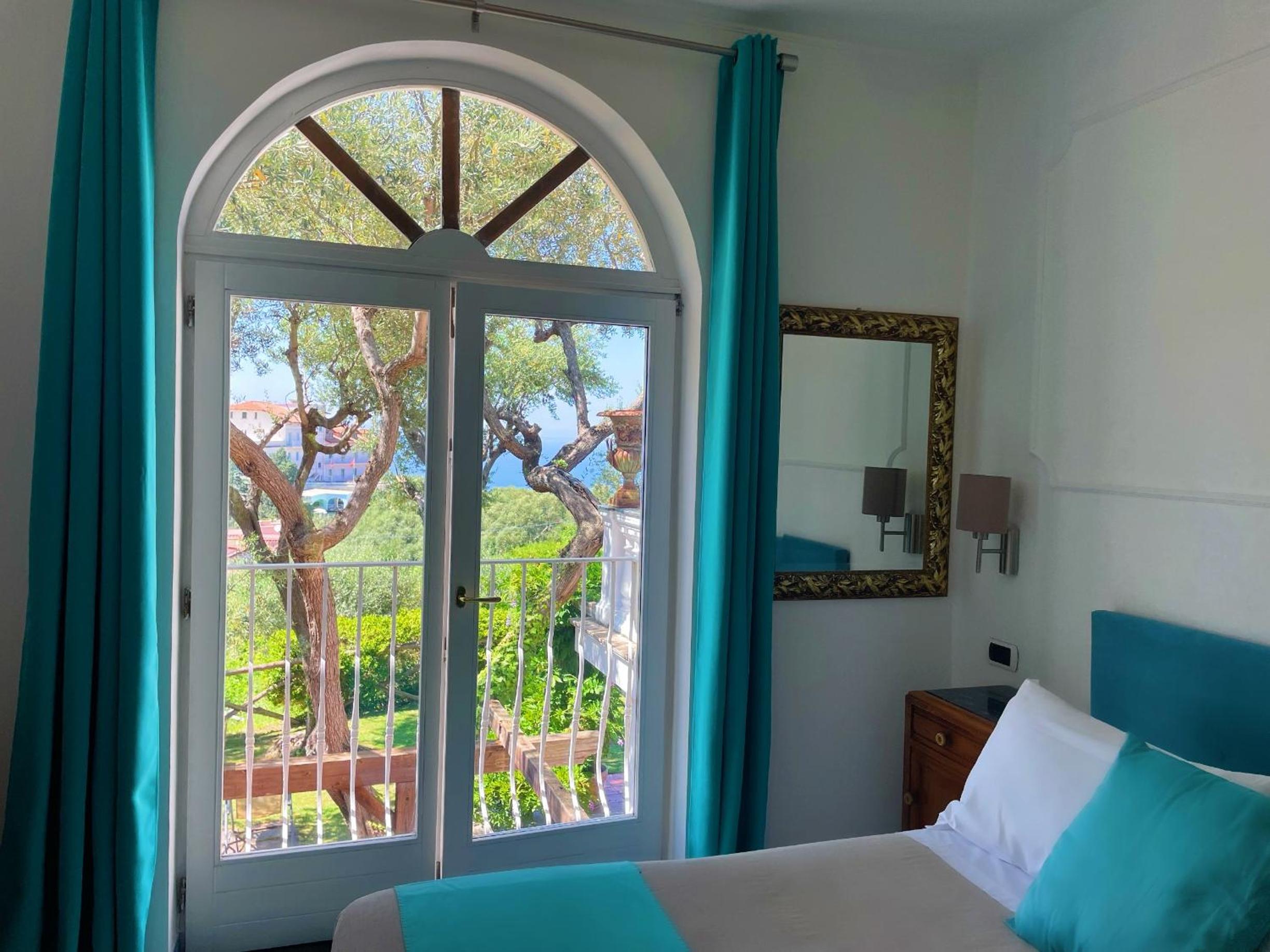 Double or Twin Room with Sea View - Photo 3