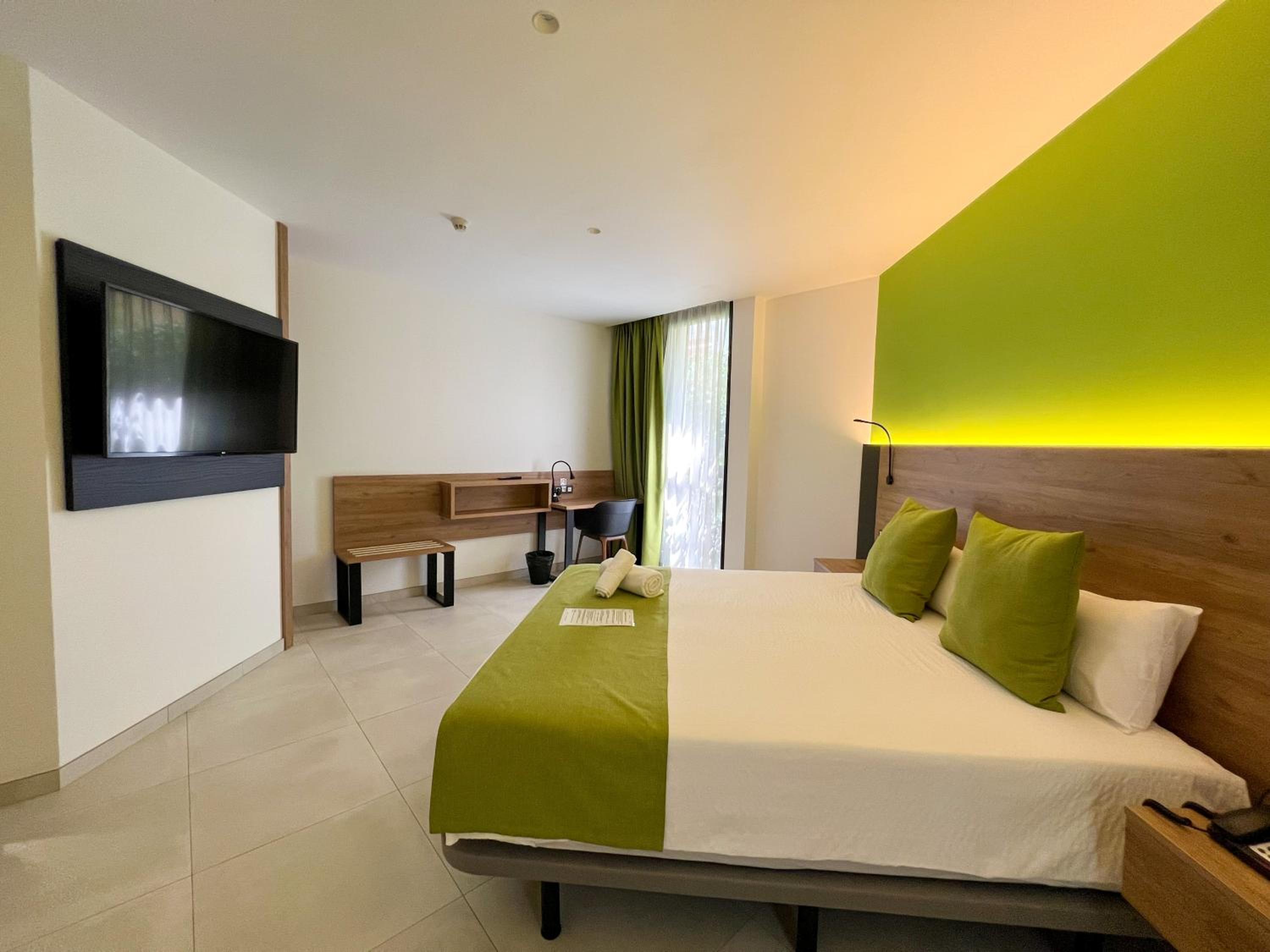 Deluxe Queen Room - Photo 1