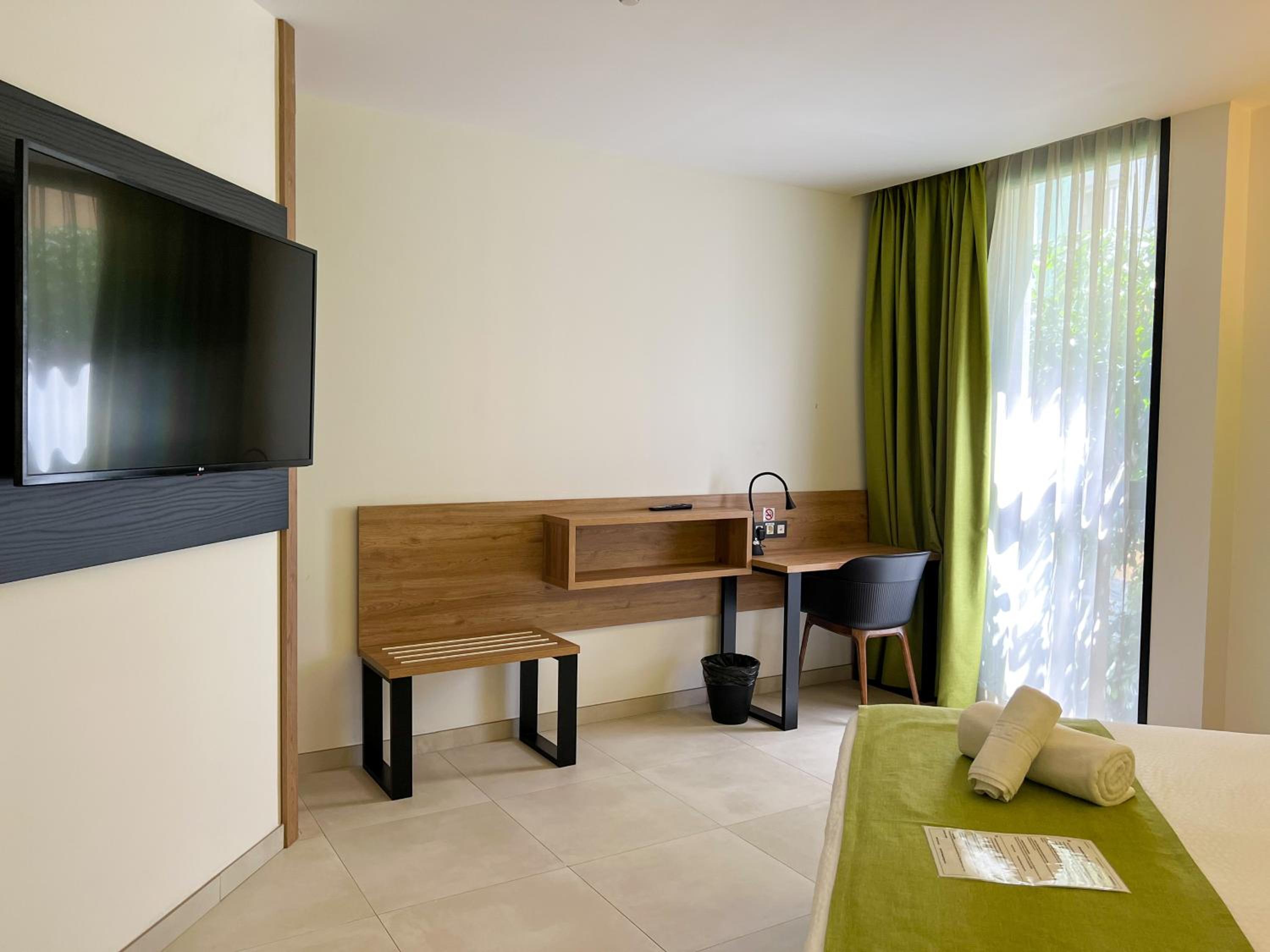 Deluxe Queen Room - Photo 6