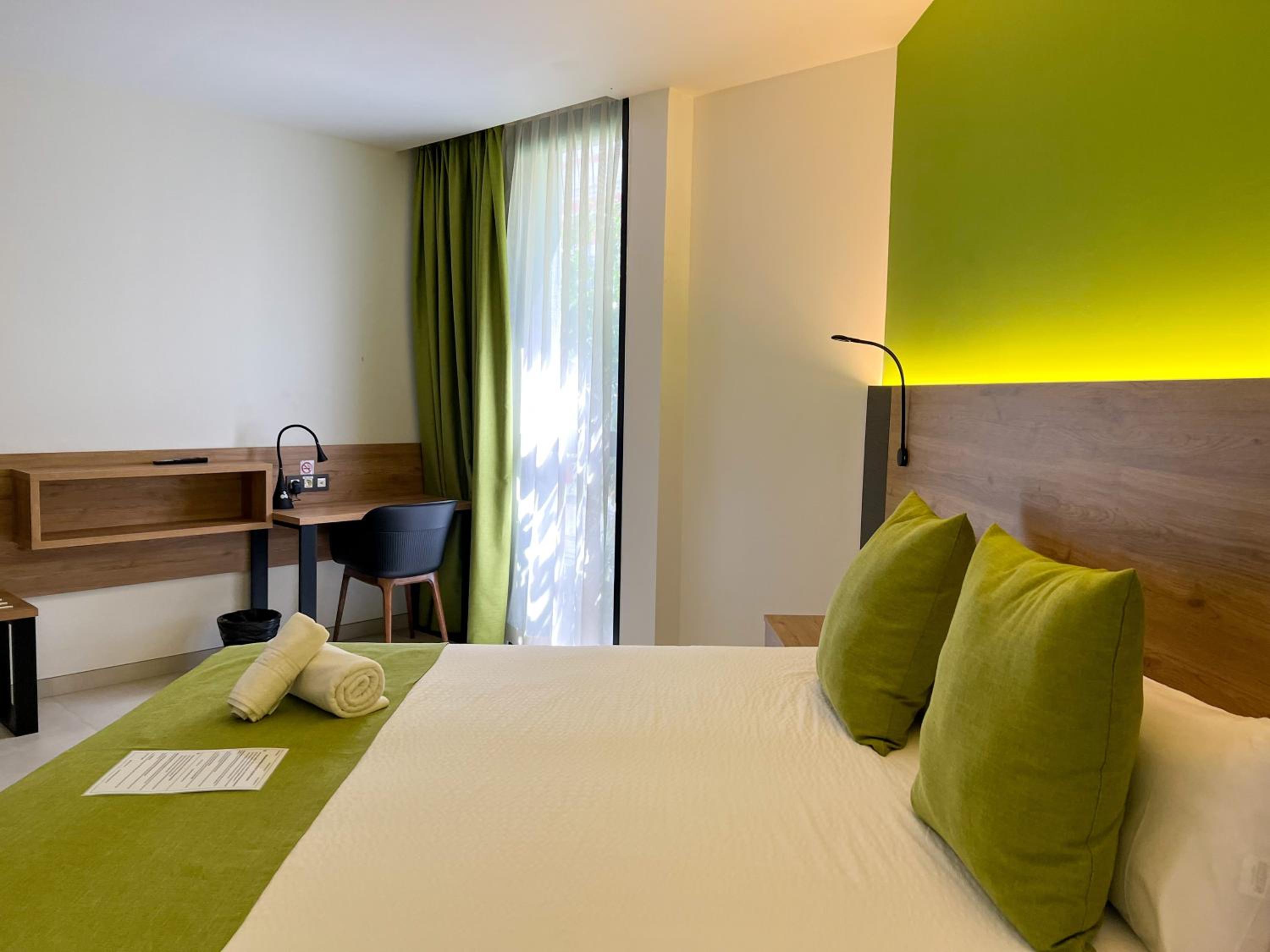 Deluxe Queen Room - Photo 4