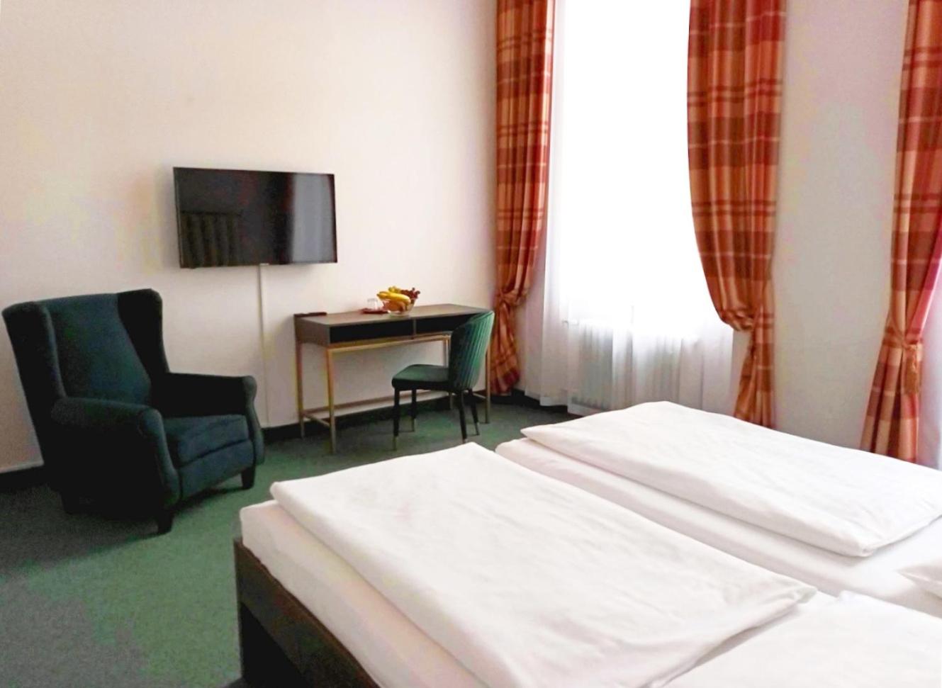 Deluxe Double or Twin Room with Pool Access photo 3