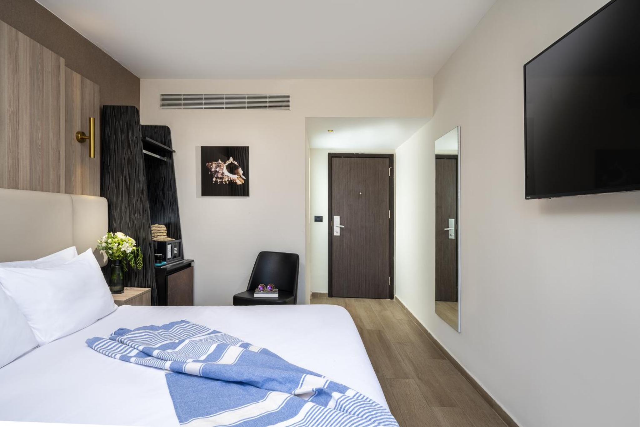 Double Room with Spa Bath photo 2