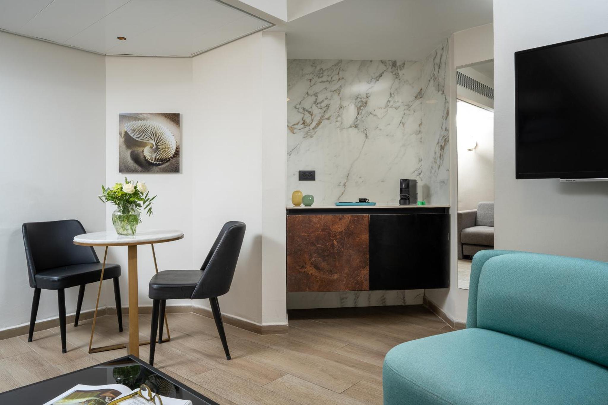 Suite With Hot Tub